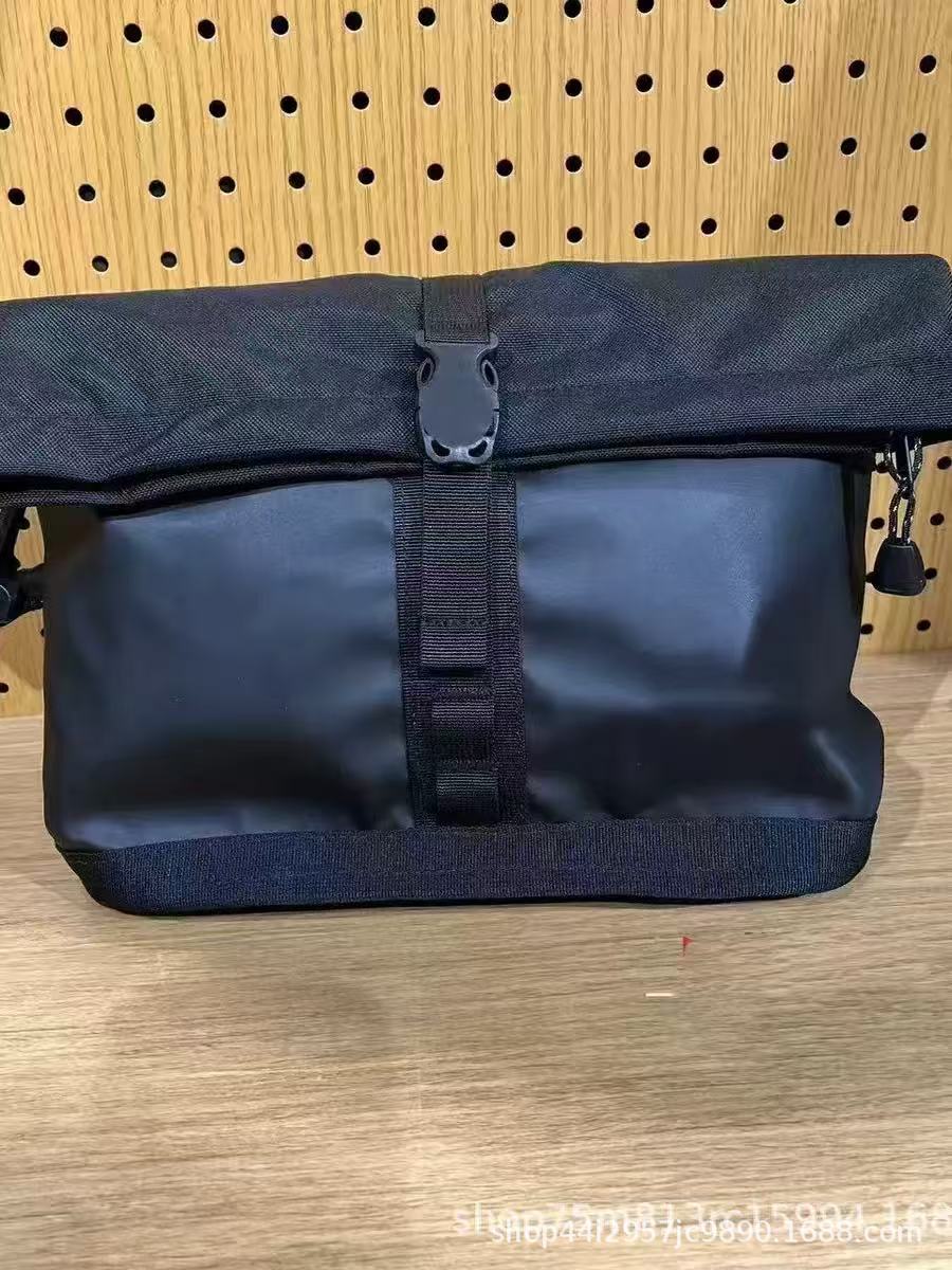 Women's & Men's Autumn North House Twist Couple One Women's Shoulder Bag