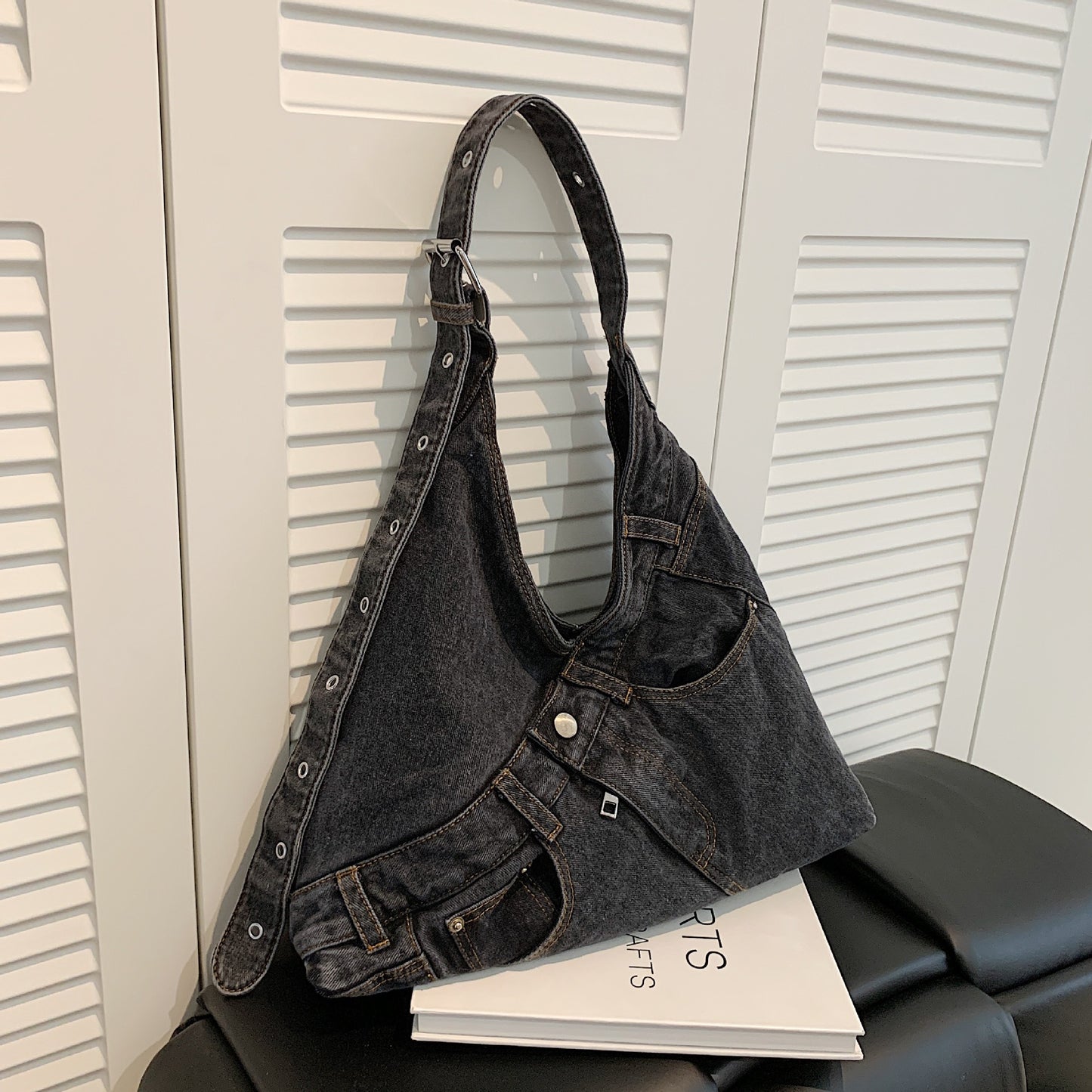 Large Capacity Locomotive Style Design Commuting Lazy Women's Shoulder Bag