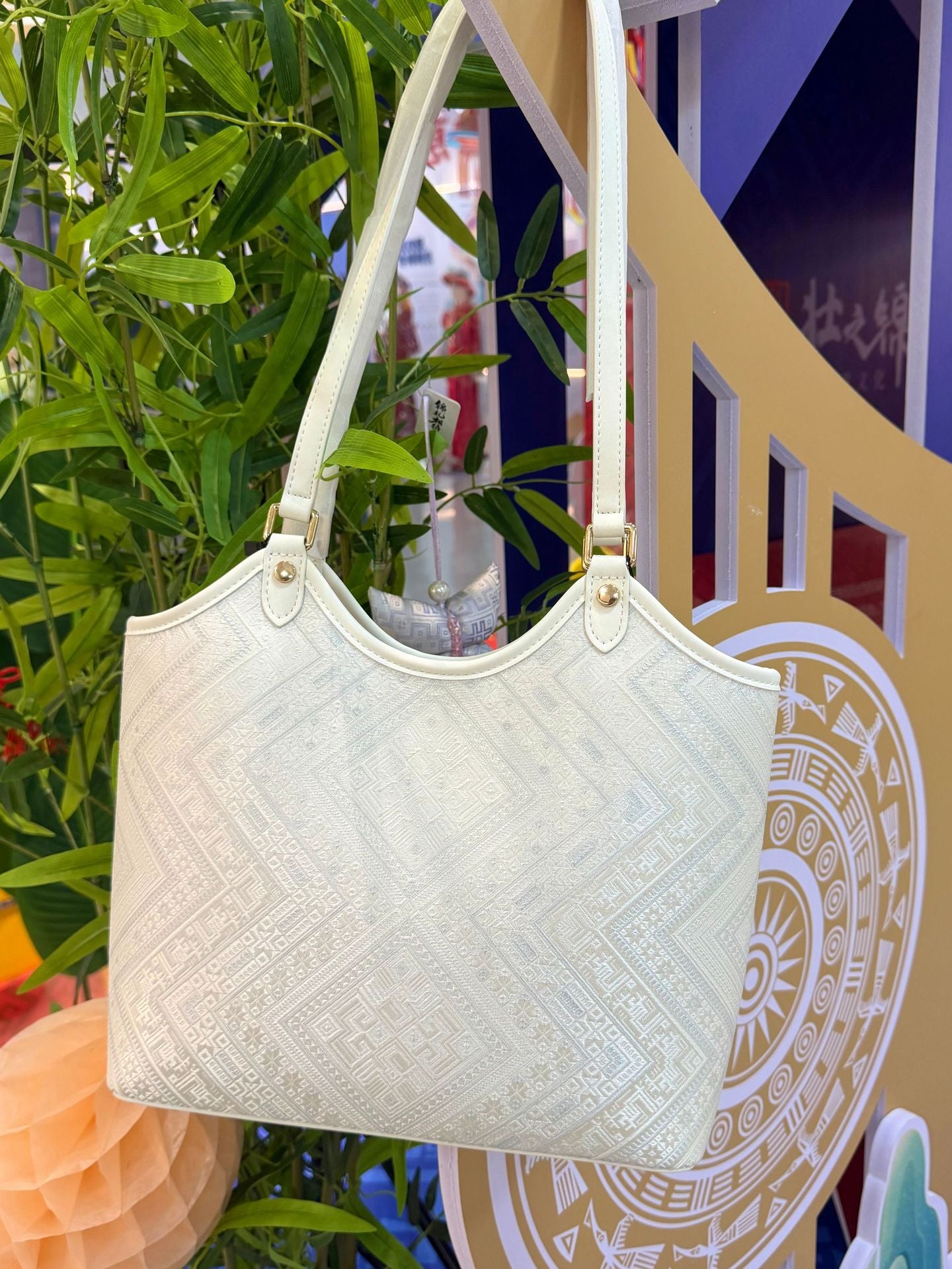 Women's Jin Plain White U-shaped Vegetable Basket Tote Bags