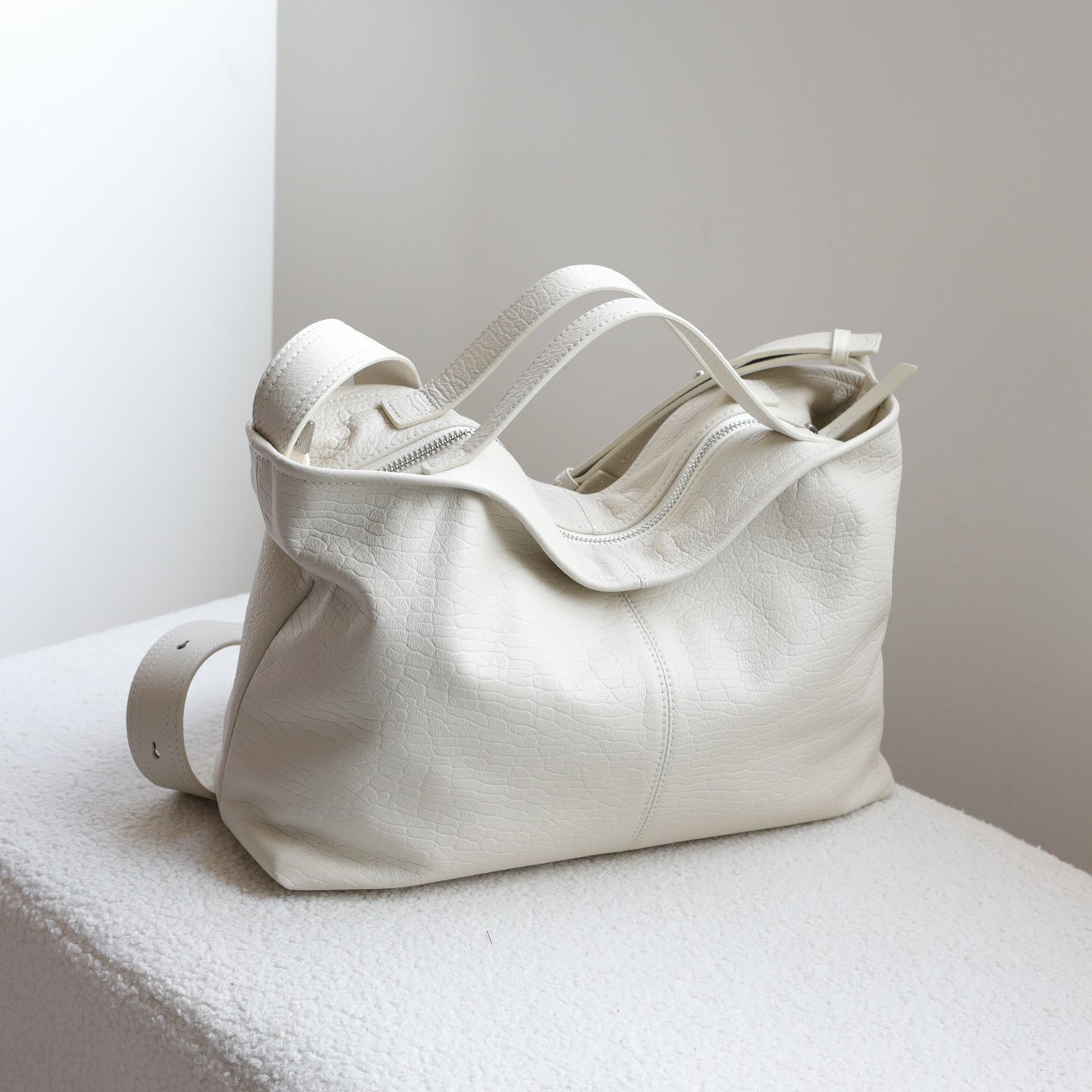 Women's Elephant Pattern Idle Style Commute Single Pillow Genuine Tote Bags