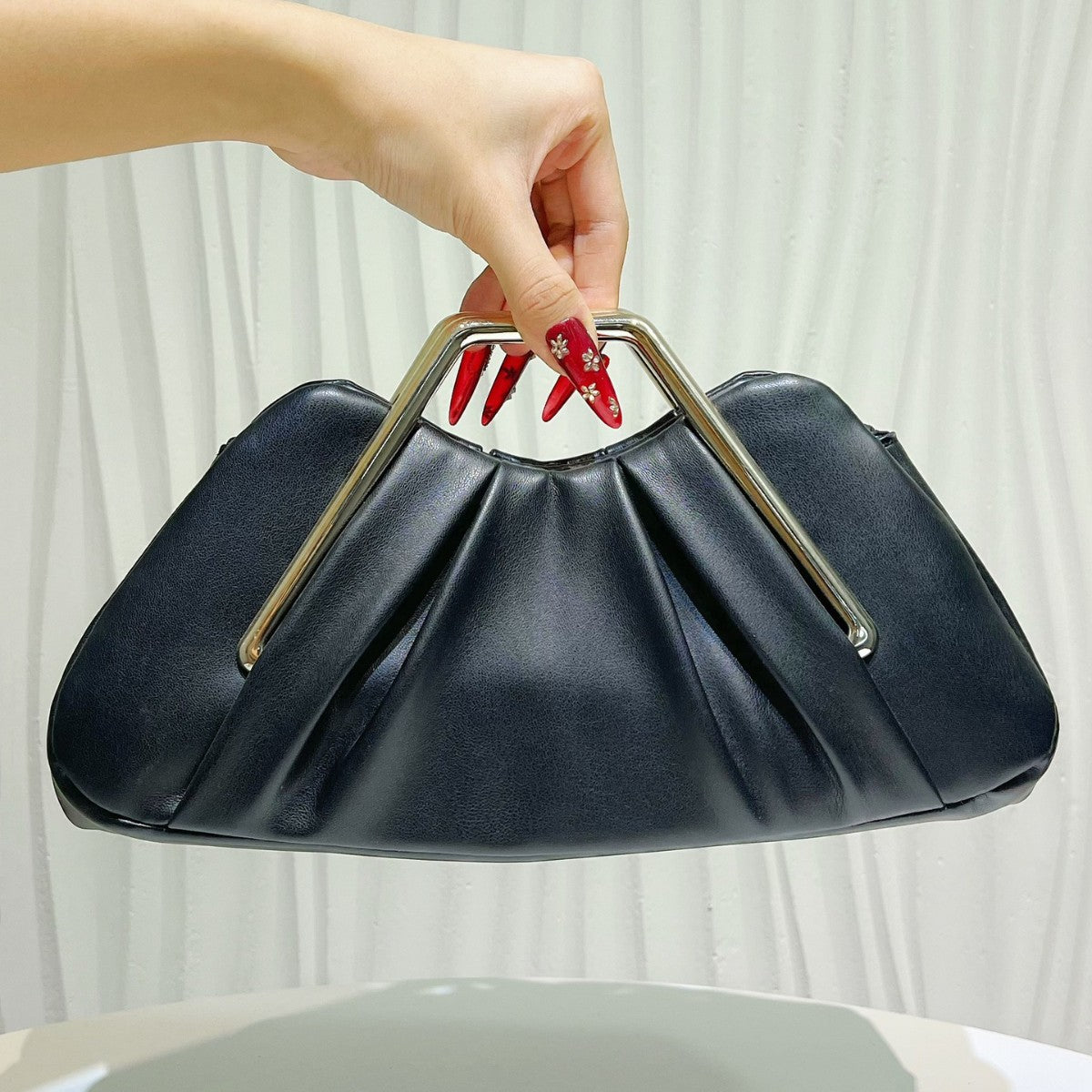Innovative Women's Fashion Pleated Niche Clutch Dinner Bag