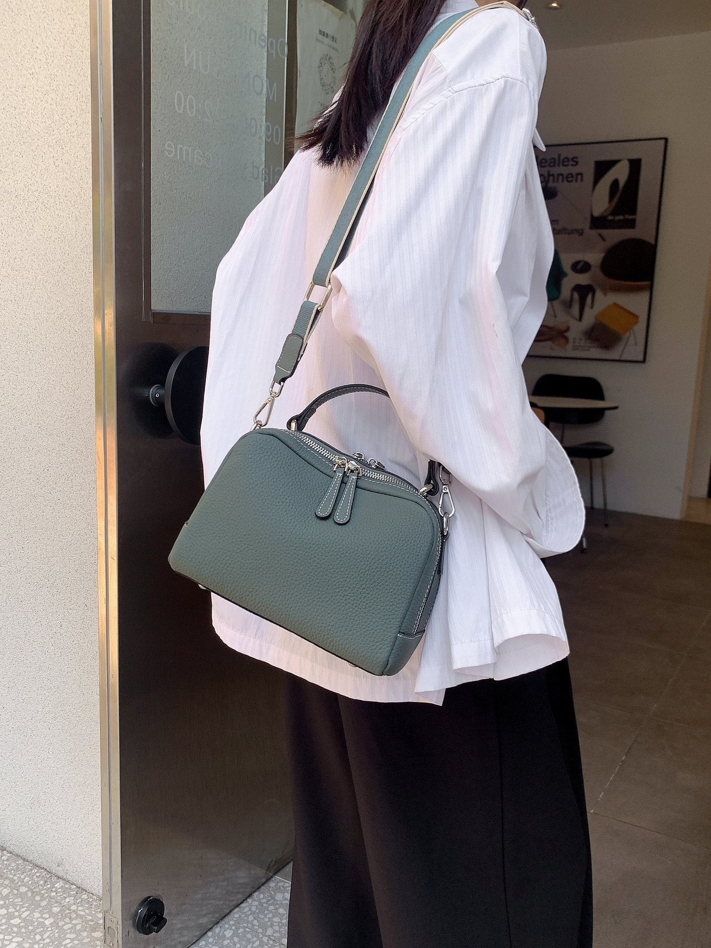 Women's Leather Wide Strap Top Layer Fashion Women's Shoulder Bag