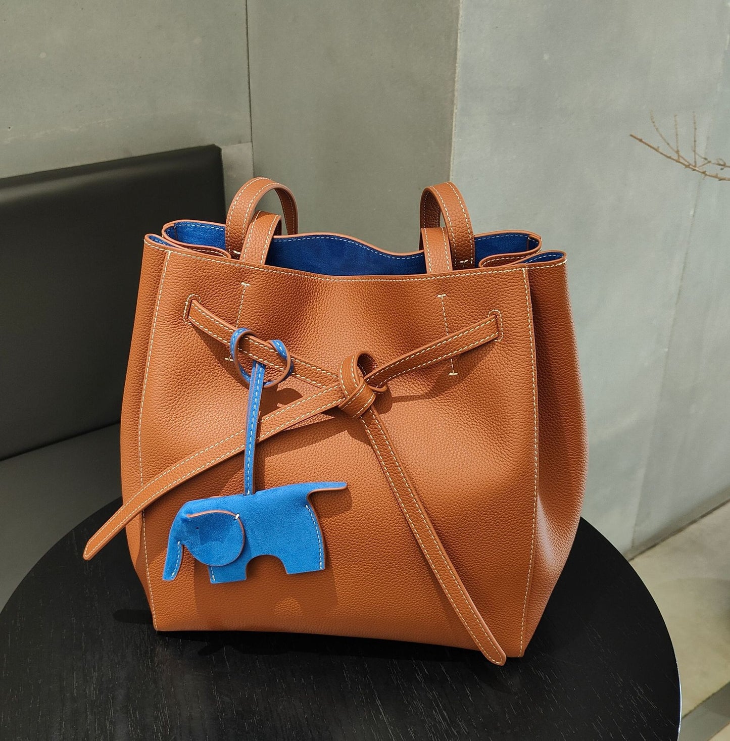 Women's Large Capacity Drawstring First Layer Cowhide Commuter Women's Shoulder Bag