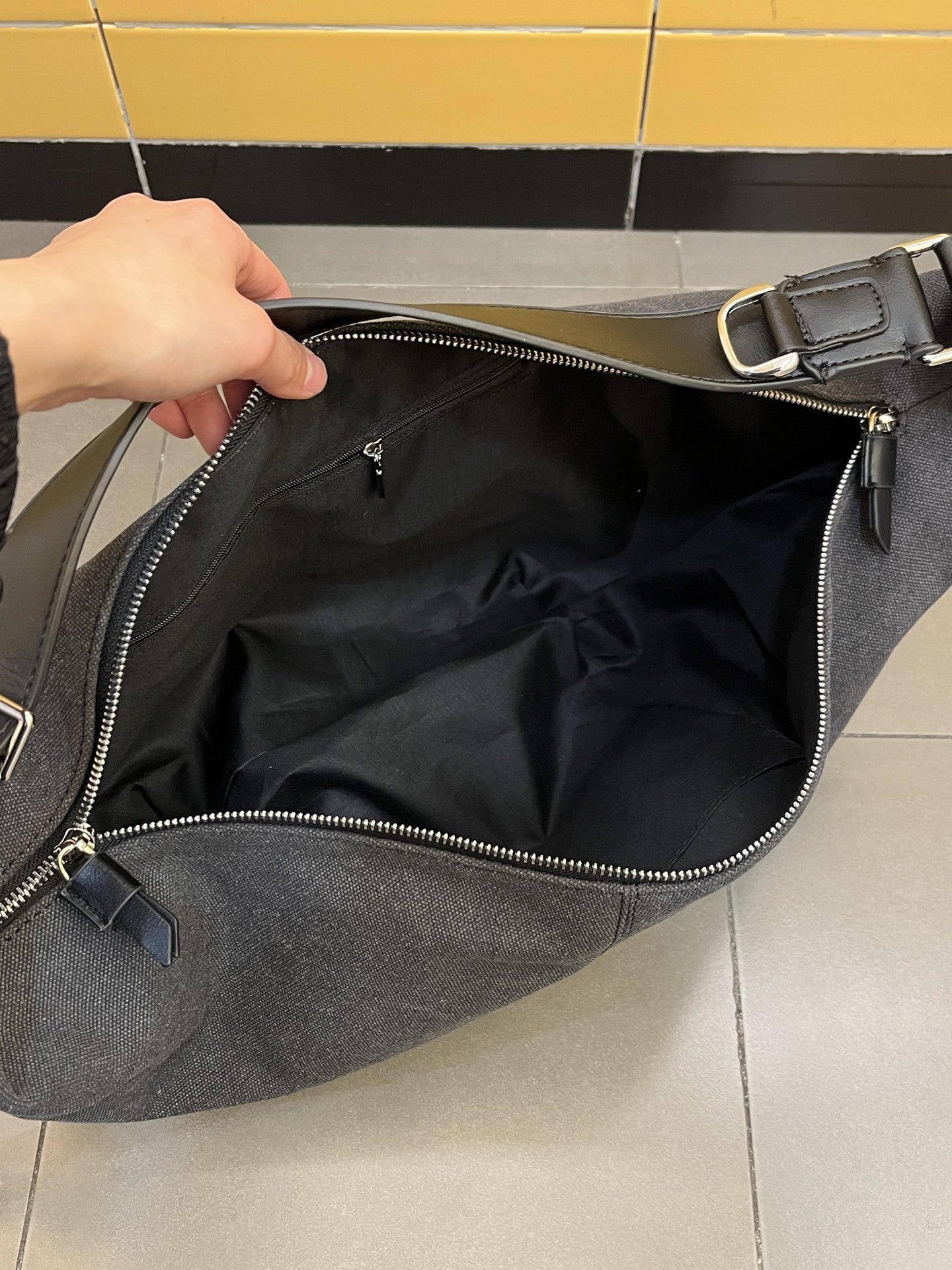 Women's Ge Large Capacity Retro Commuter Croissant Rocket Bags