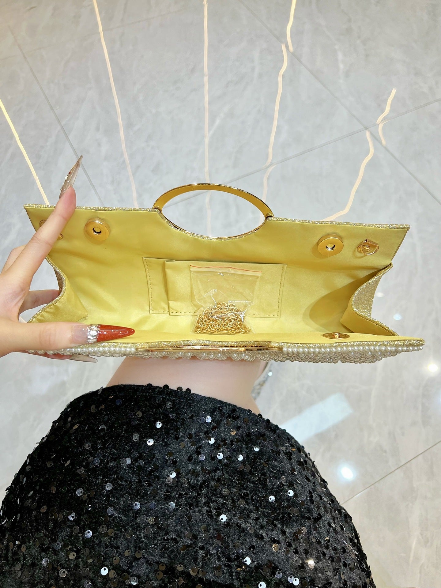 Elegant Shiny Diamond Hand High Sense Pearl Dinner Bag