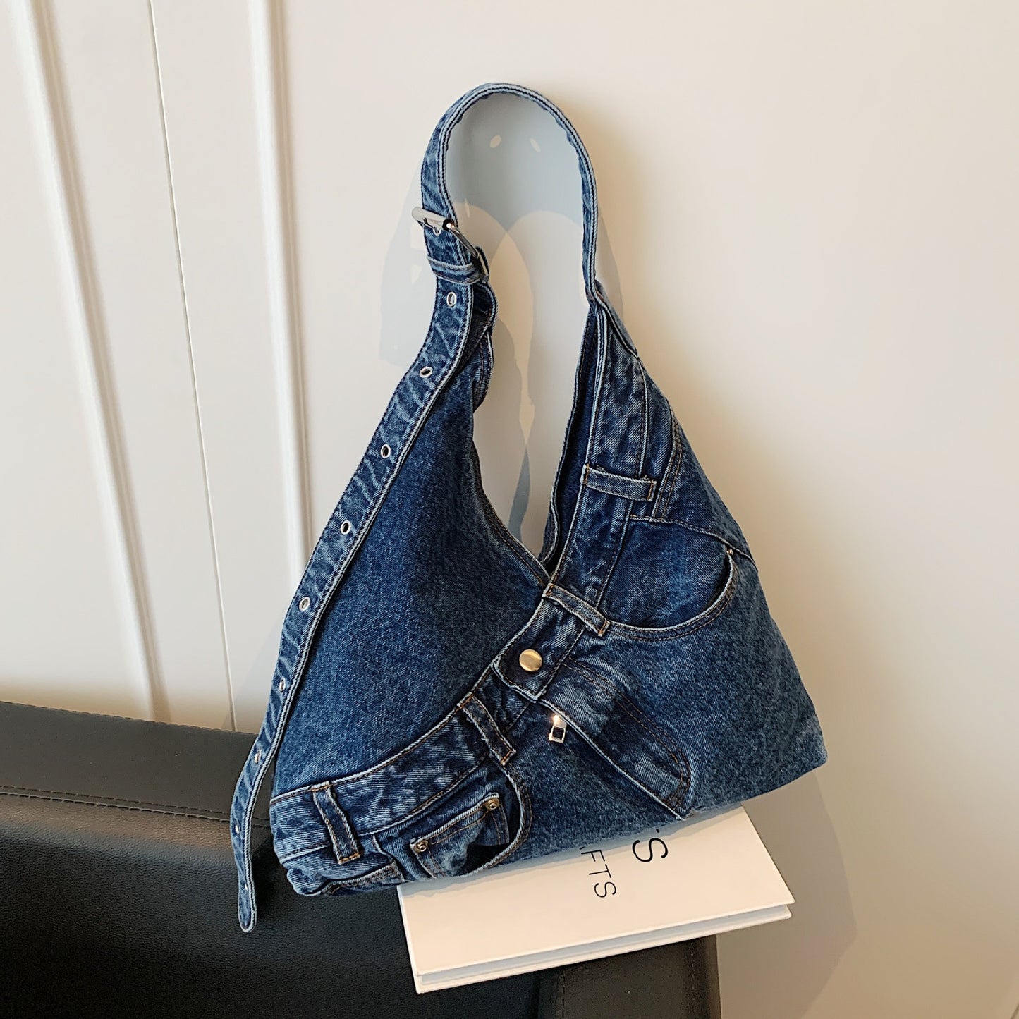 Large Capacity Locomotive Style Design Commuting Lazy Women's Shoulder Bag