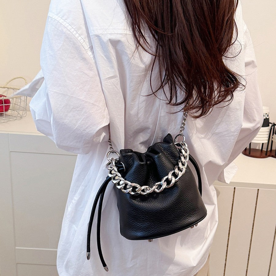 Women's Popular Large Capacity Textured Chain Summer Bags
