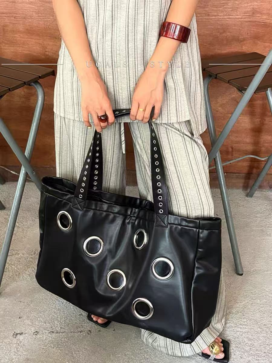 Temperament Wild Rivet Large Capacity Shopping Women's Shoulder Bag