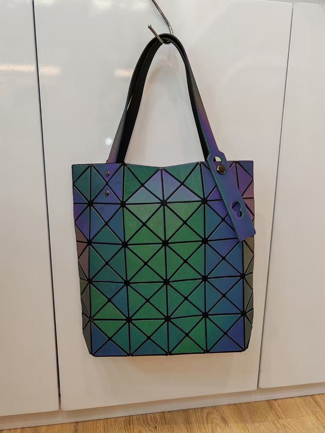 Women's Geometric Diamond Pattern Matte Big Box Handbags