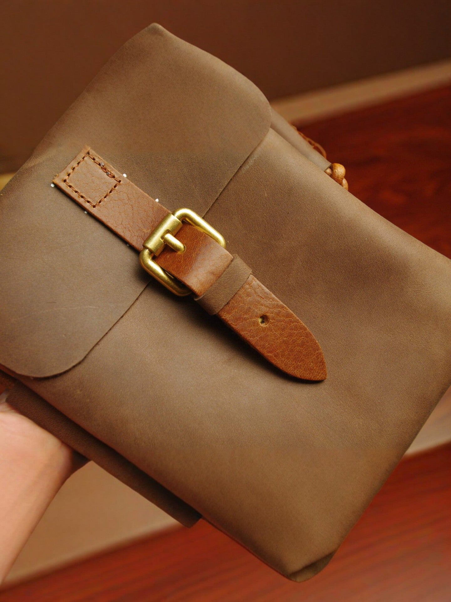 Women's & Men's Strap Retro Cowhide Saddle Mobile Daily Storage Artistic Phone Bags