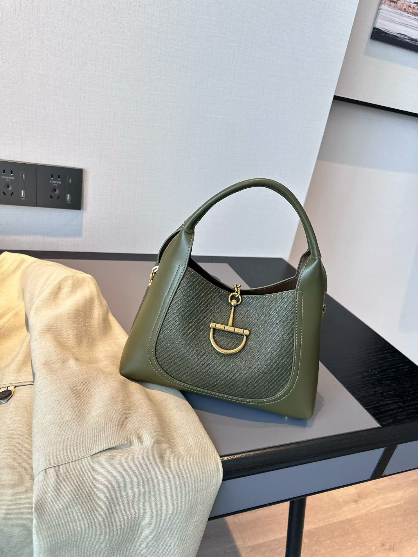 Creative Trendy Women's Retro Commuter Fashion Handbags