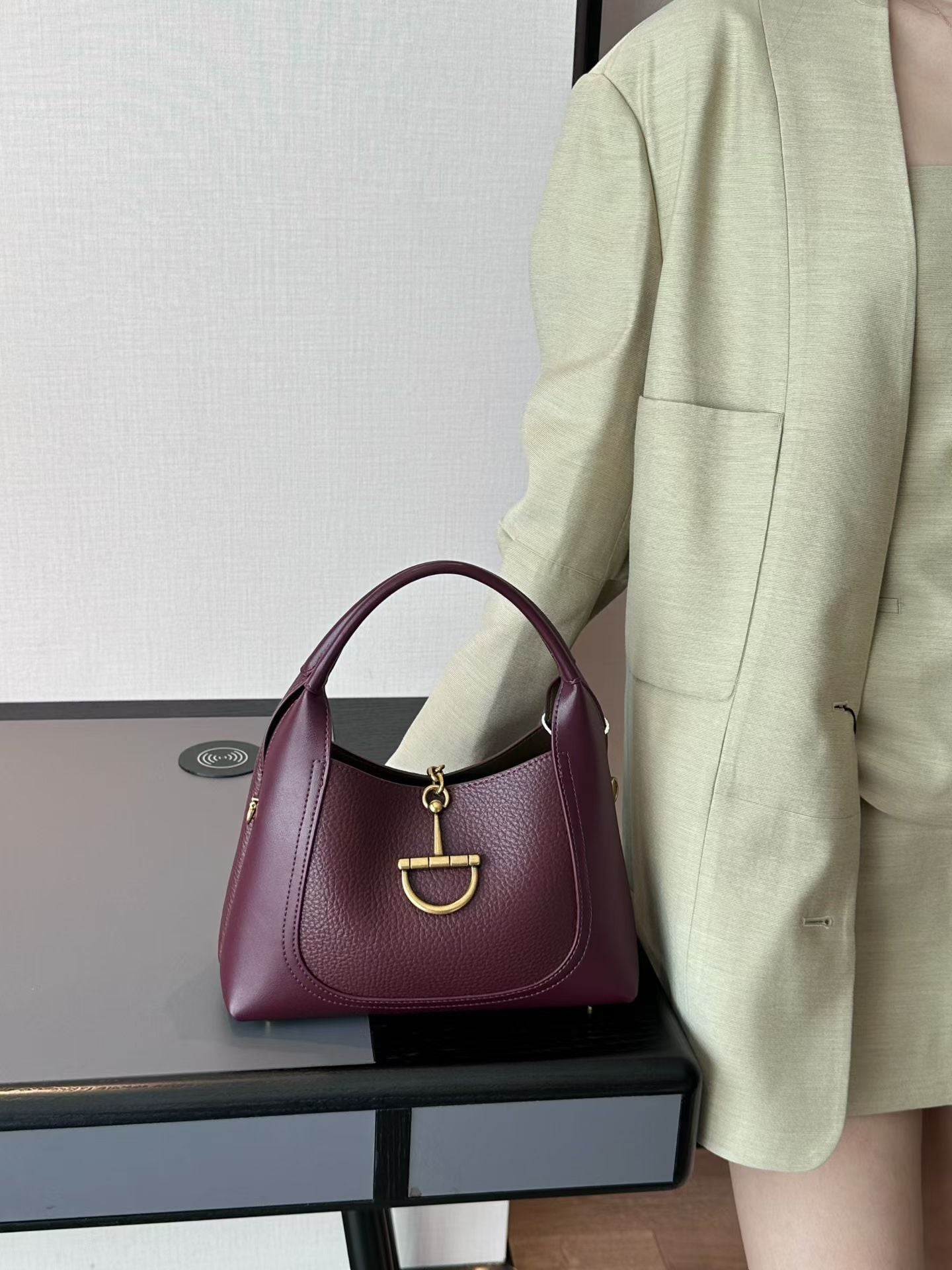 Creative Trendy Women's Retro Commuter Fashion Handbags