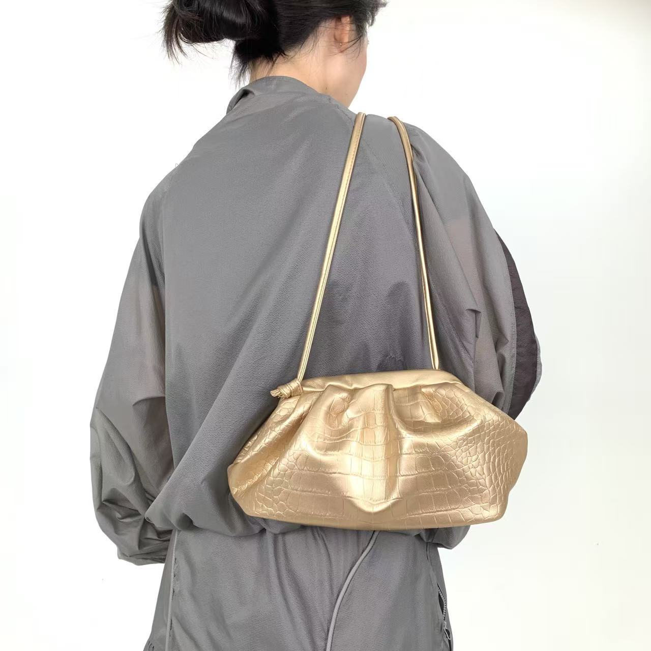 Women's Fashion Crocodile Pattern Cloud Pleated Elegant Women's Clutch