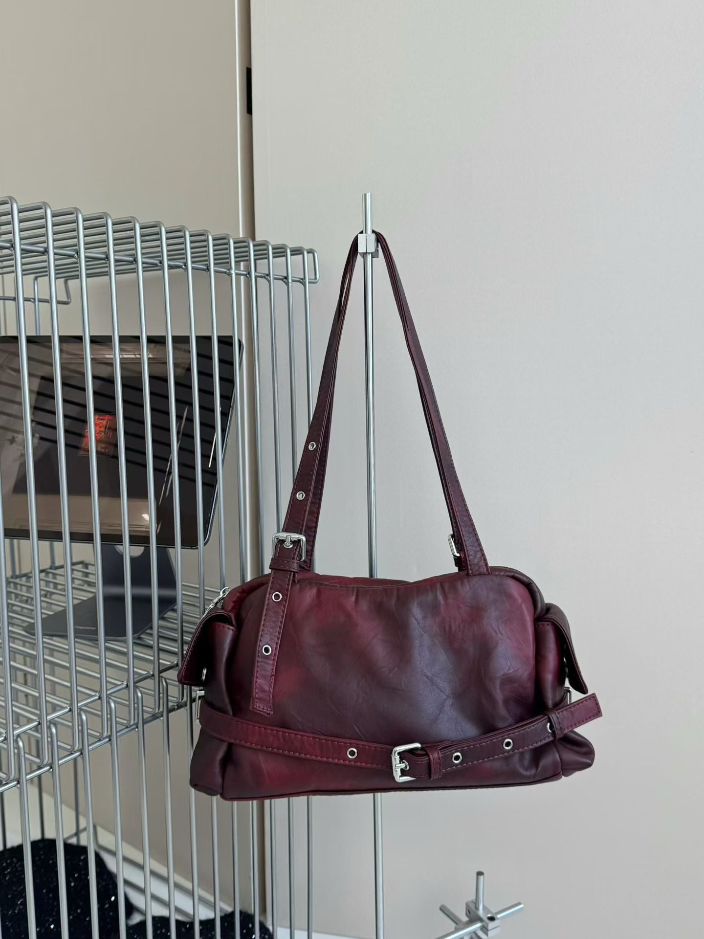 Women's Niche Motorcycle Rivet Design Bowling Underarm Women's Shoulder Bag