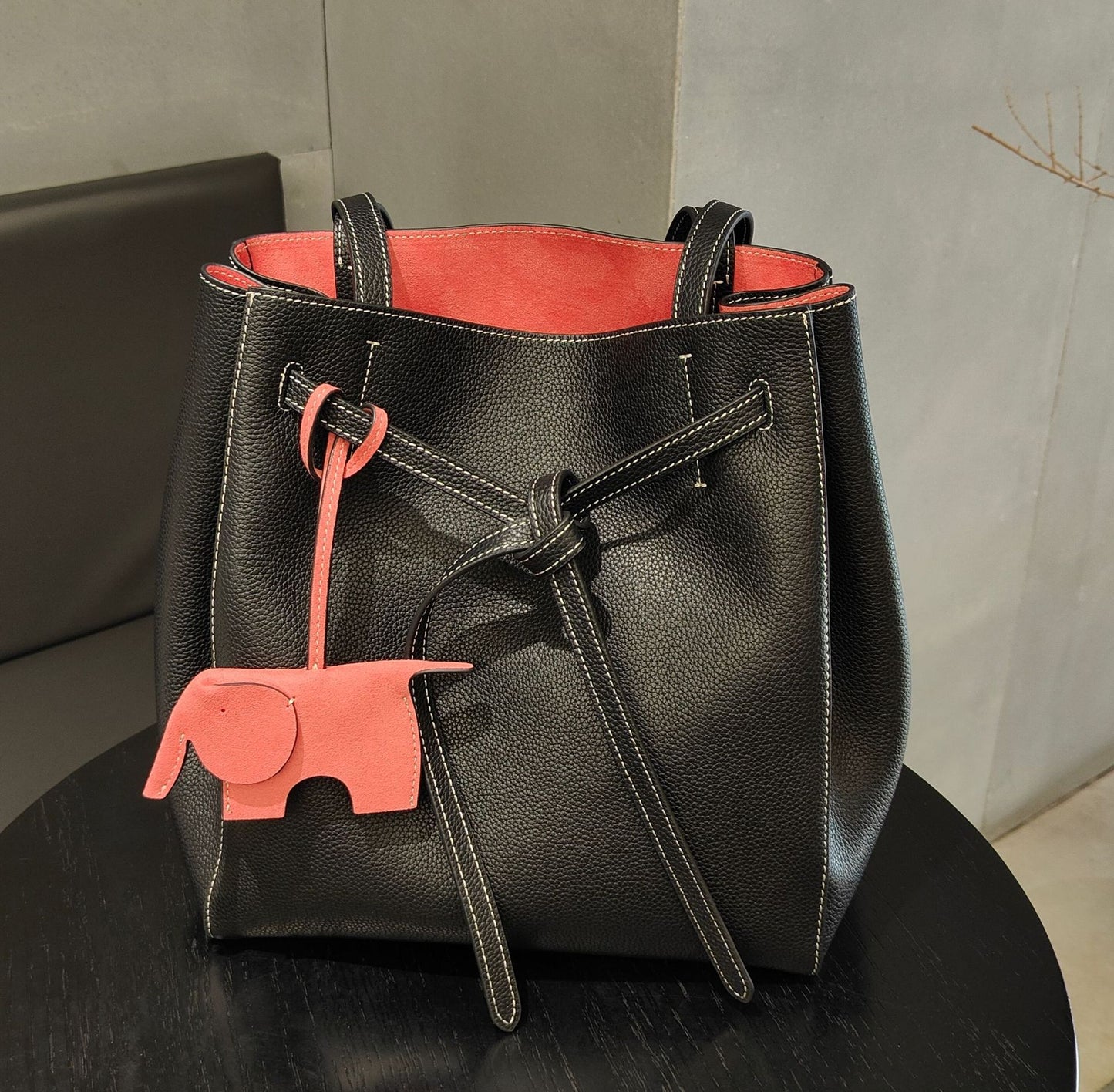 Women's Large Capacity Drawstring First Layer Cowhide Commuter Women's Shoulder Bag