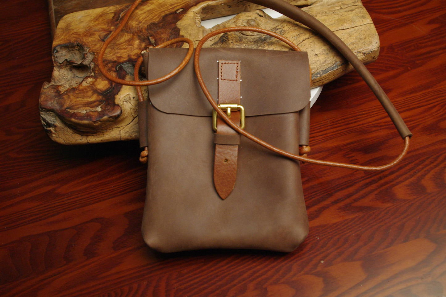 Women's & Men's Strap Retro Cowhide Saddle Mobile Daily Storage Artistic Phone Bags