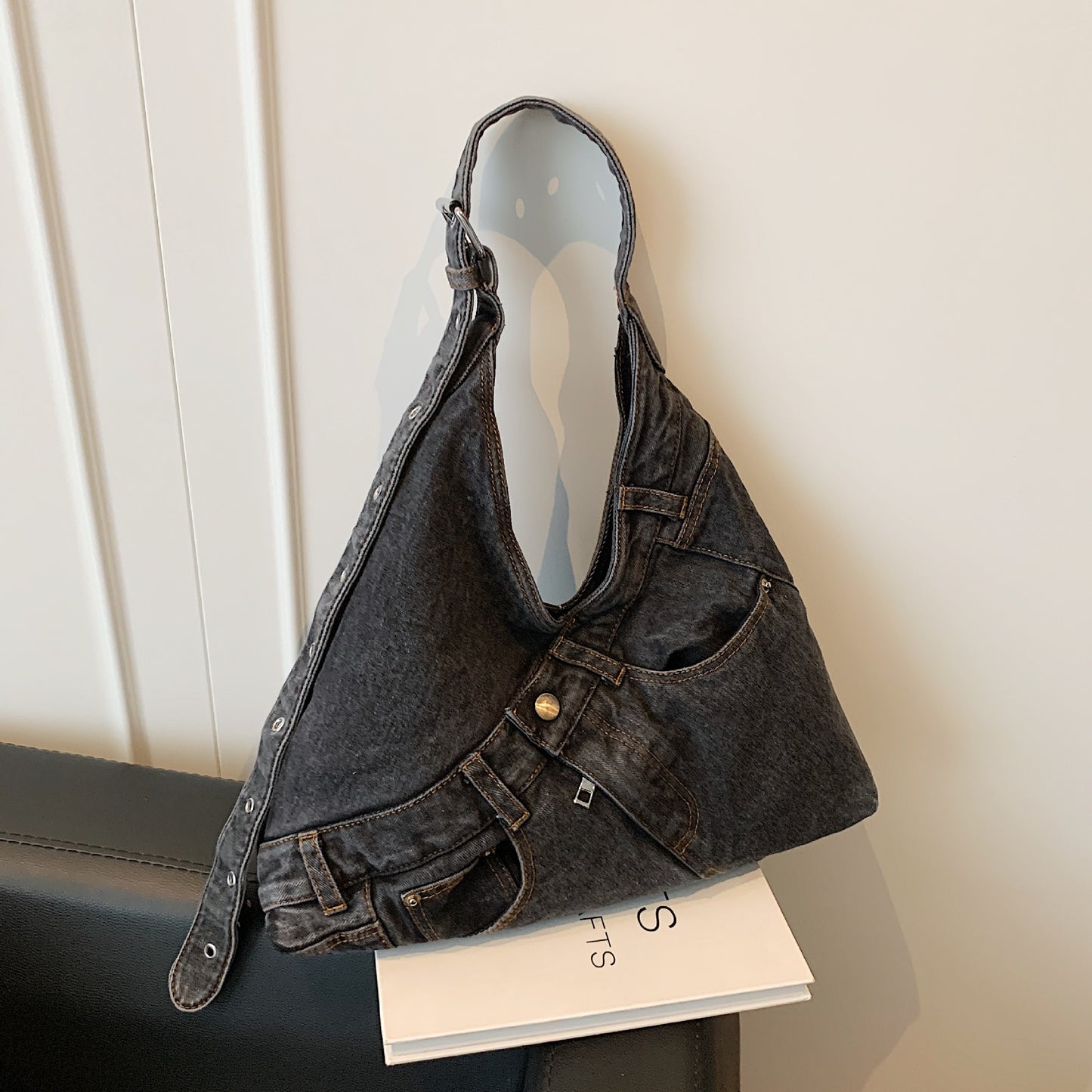Large Capacity Locomotive Style Design Commuting Lazy Women's Shoulder Bag