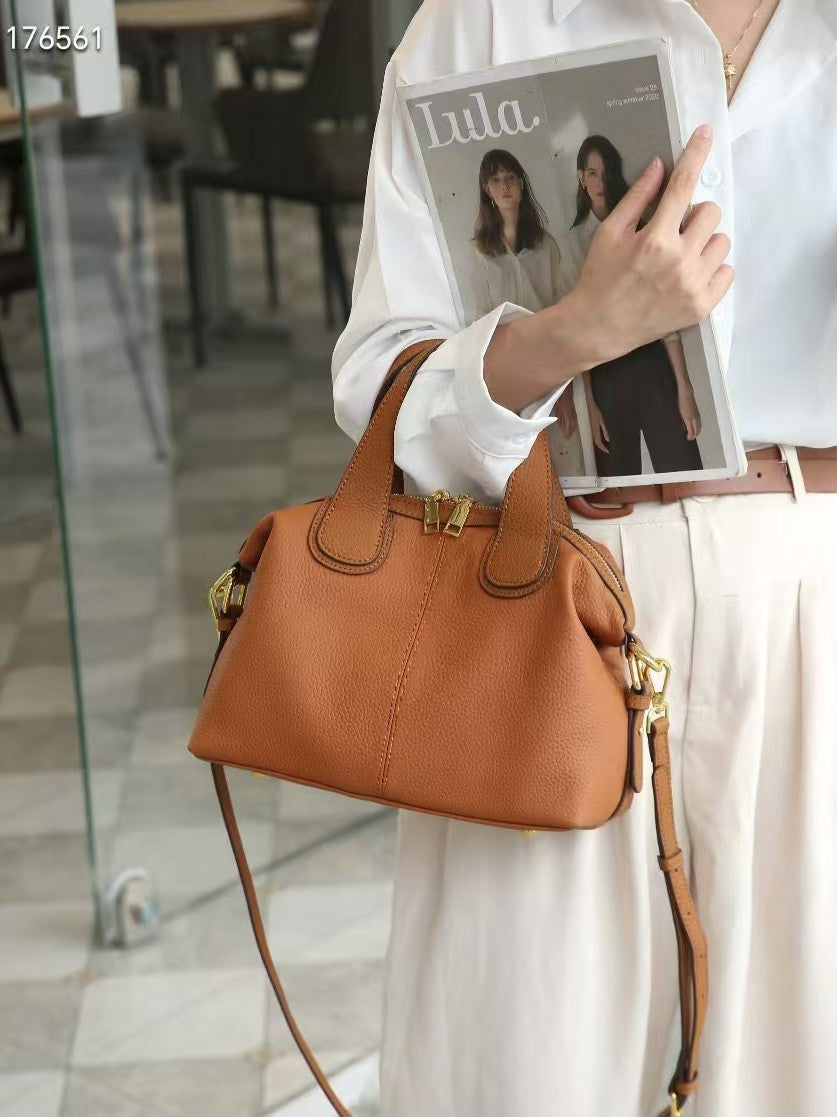 Women's Genuine Leather High-grade Large Capacity First Women's Messenger Bag