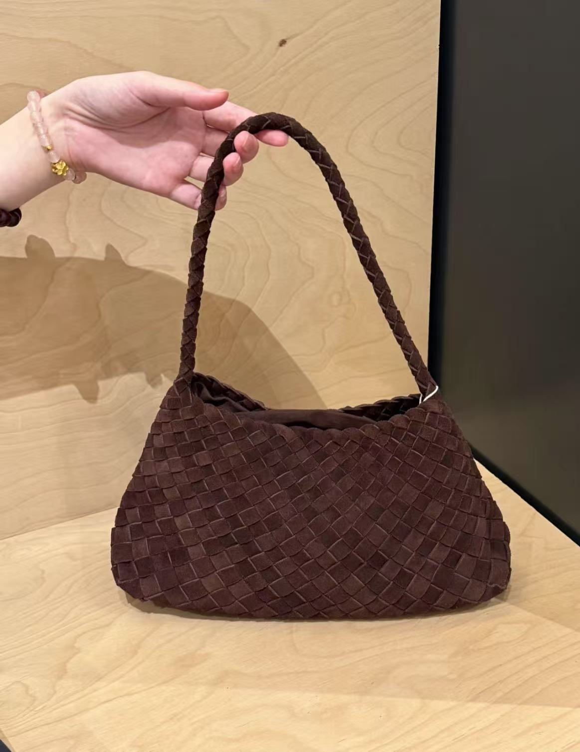 Women's Frosted Hand-woven Niche Minimalist Retro Style Women's Shoulder Bag