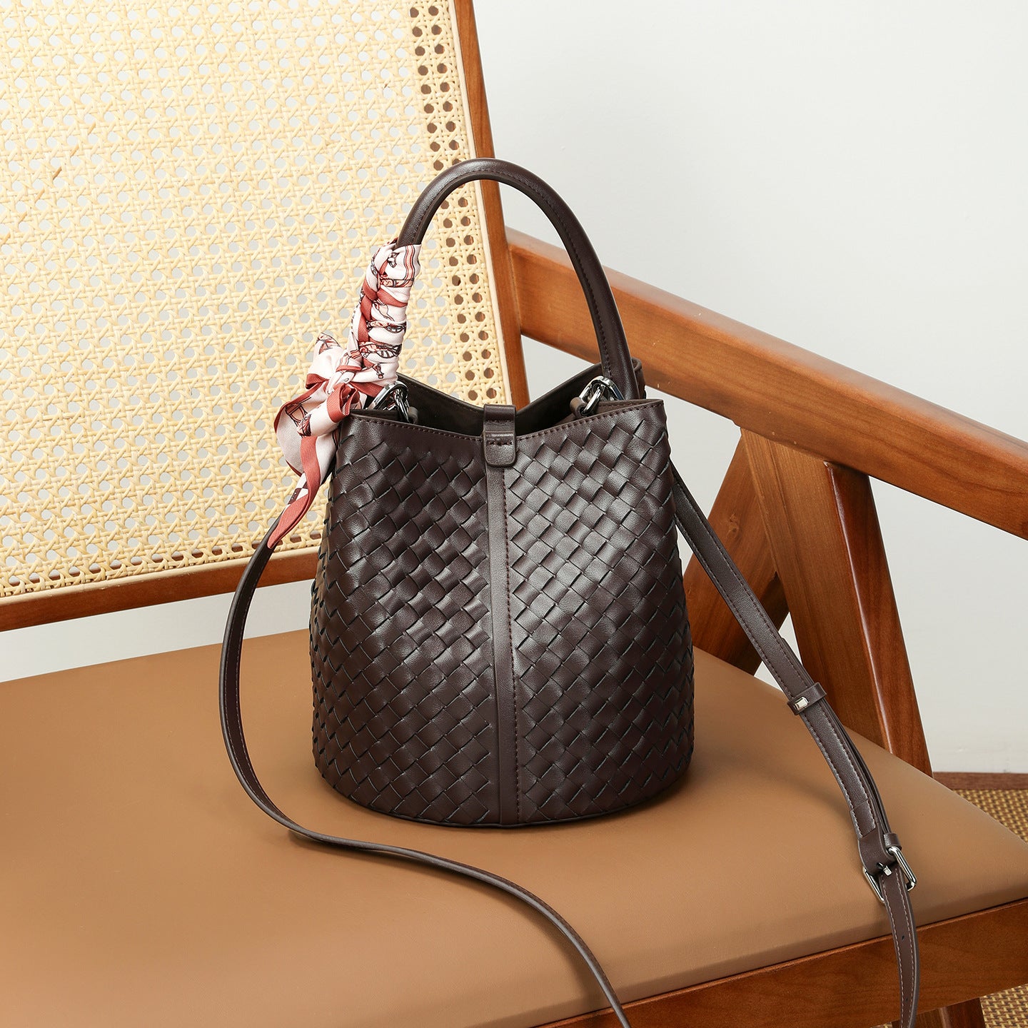 Women's Retro High-grade Authentic Weave Large Capacity Portable Vegetable Women's Leather Bag