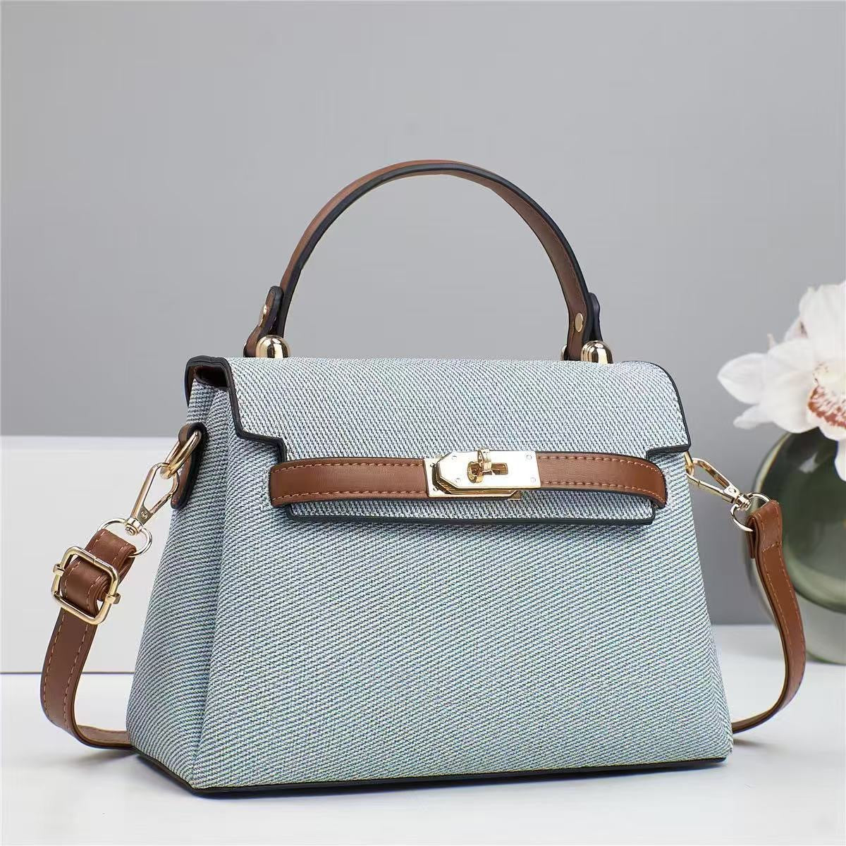 Women's Textured Solid Color Large Capacity Flip Women's Handbag