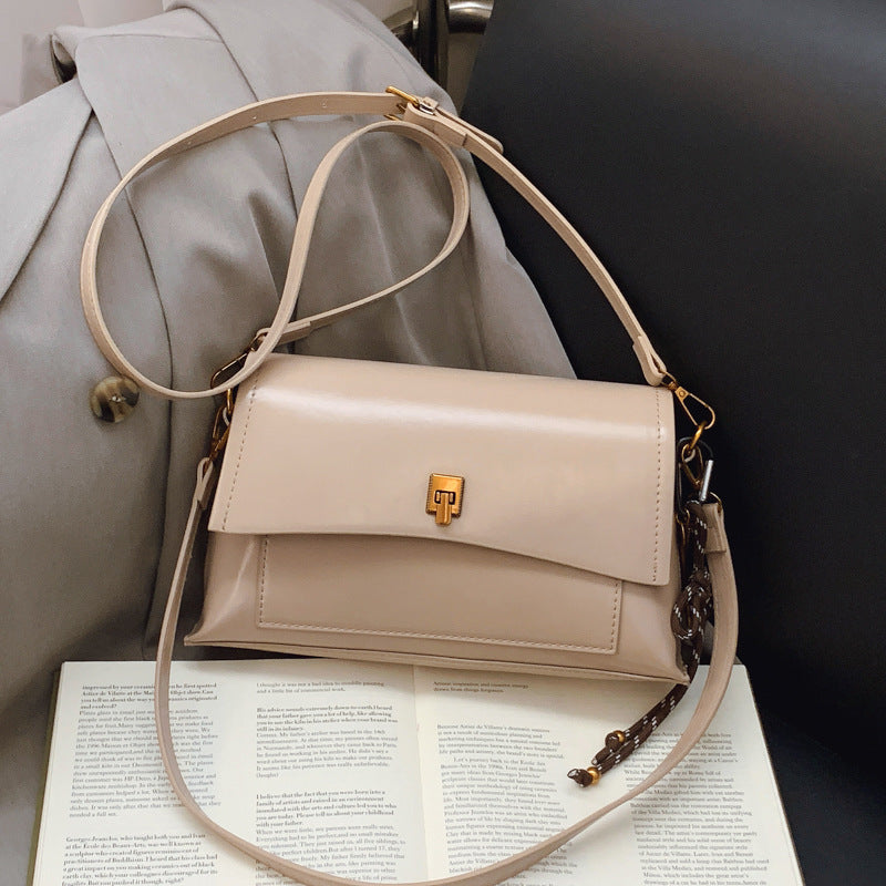 Women's Retro Oil Wax Skin Underarm Simple Commute Bags