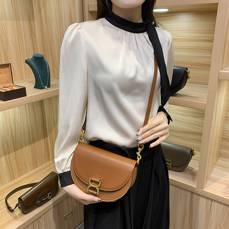 Women's Design Chain Selenodont Semicircle One Saddle Bags