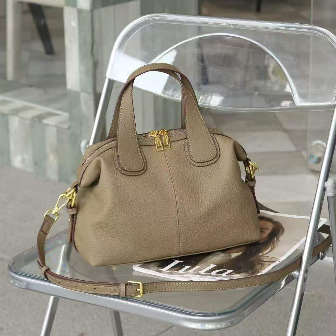 Women's Genuine Leather High-grade Large Capacity First Women's Messenger Bag