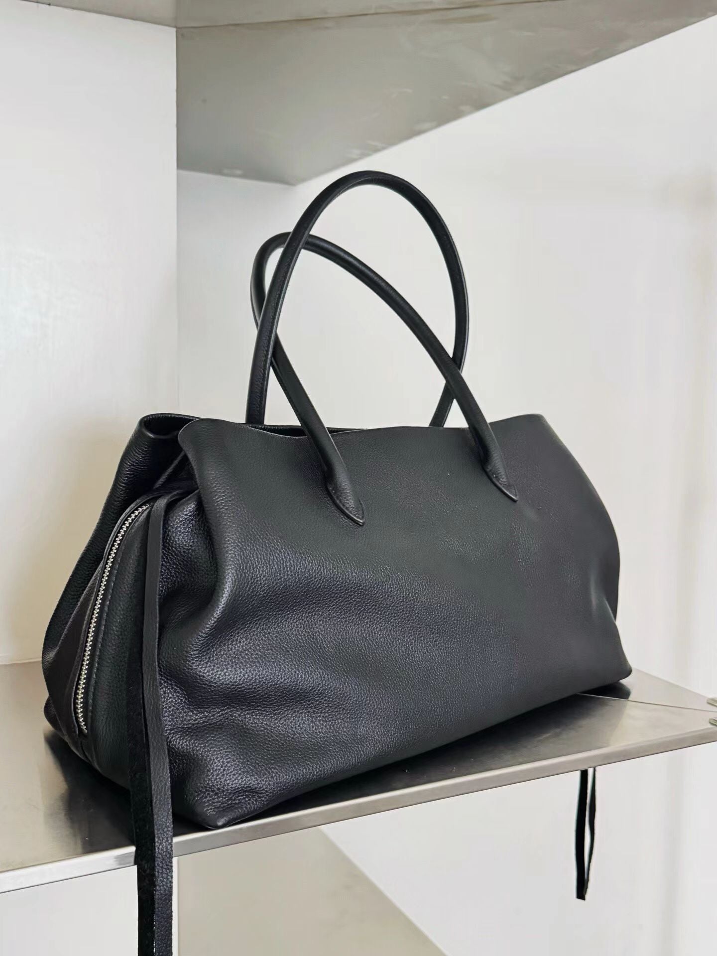 Women's Simple Commuter Large Capacity Genuine Leather Niche High-grade Sense First Women's Handbag