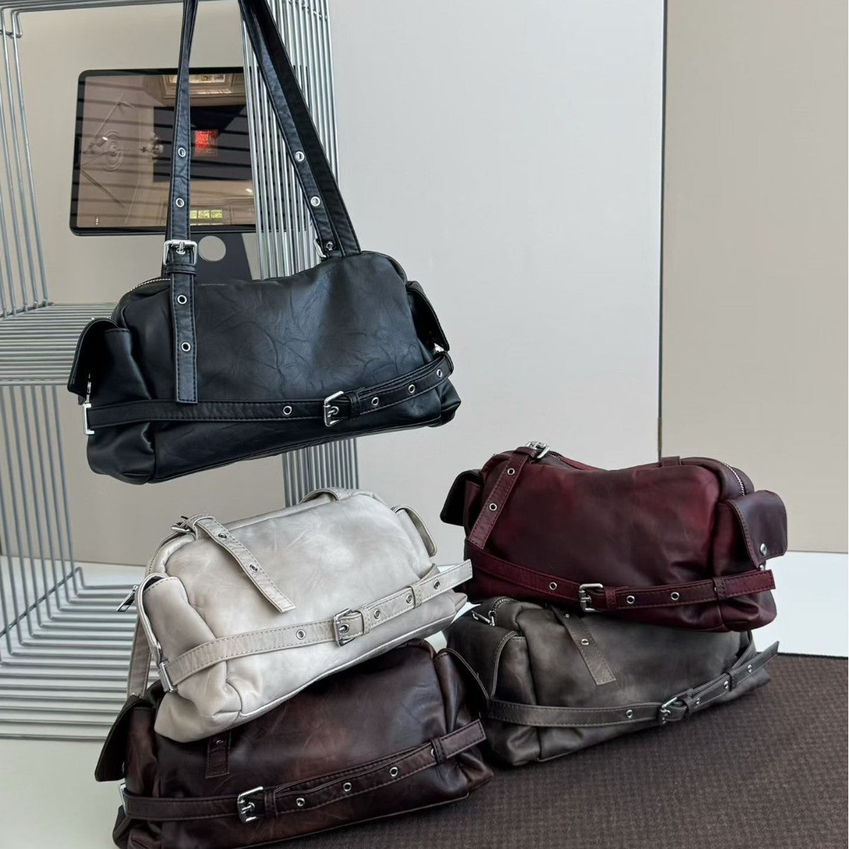 Women's Niche Motorcycle Rivet Design Bowling Underarm Women's Shoulder Bag