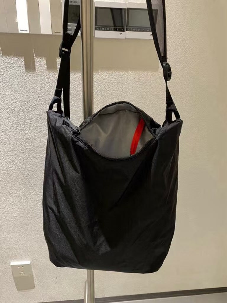 Nylon Unisex Lightweight Single Waterproof Leisure Travel Bags