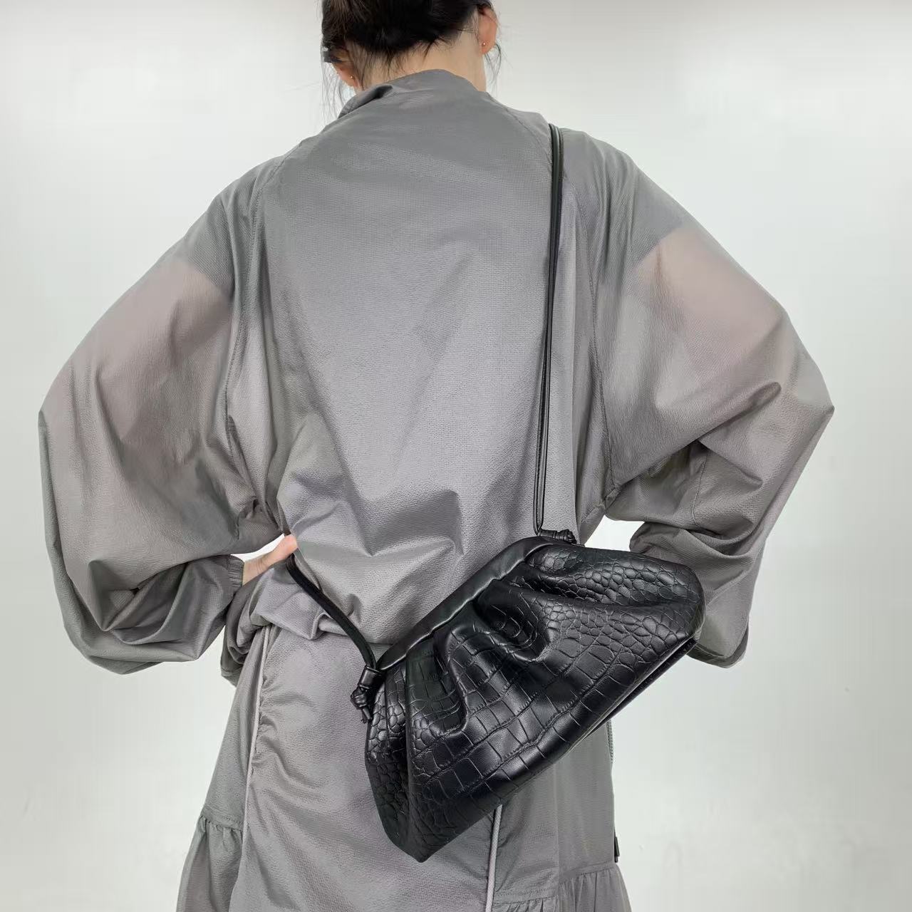 Women's Fashion Crocodile Pattern Cloud Pleated Elegant Women's Clutch