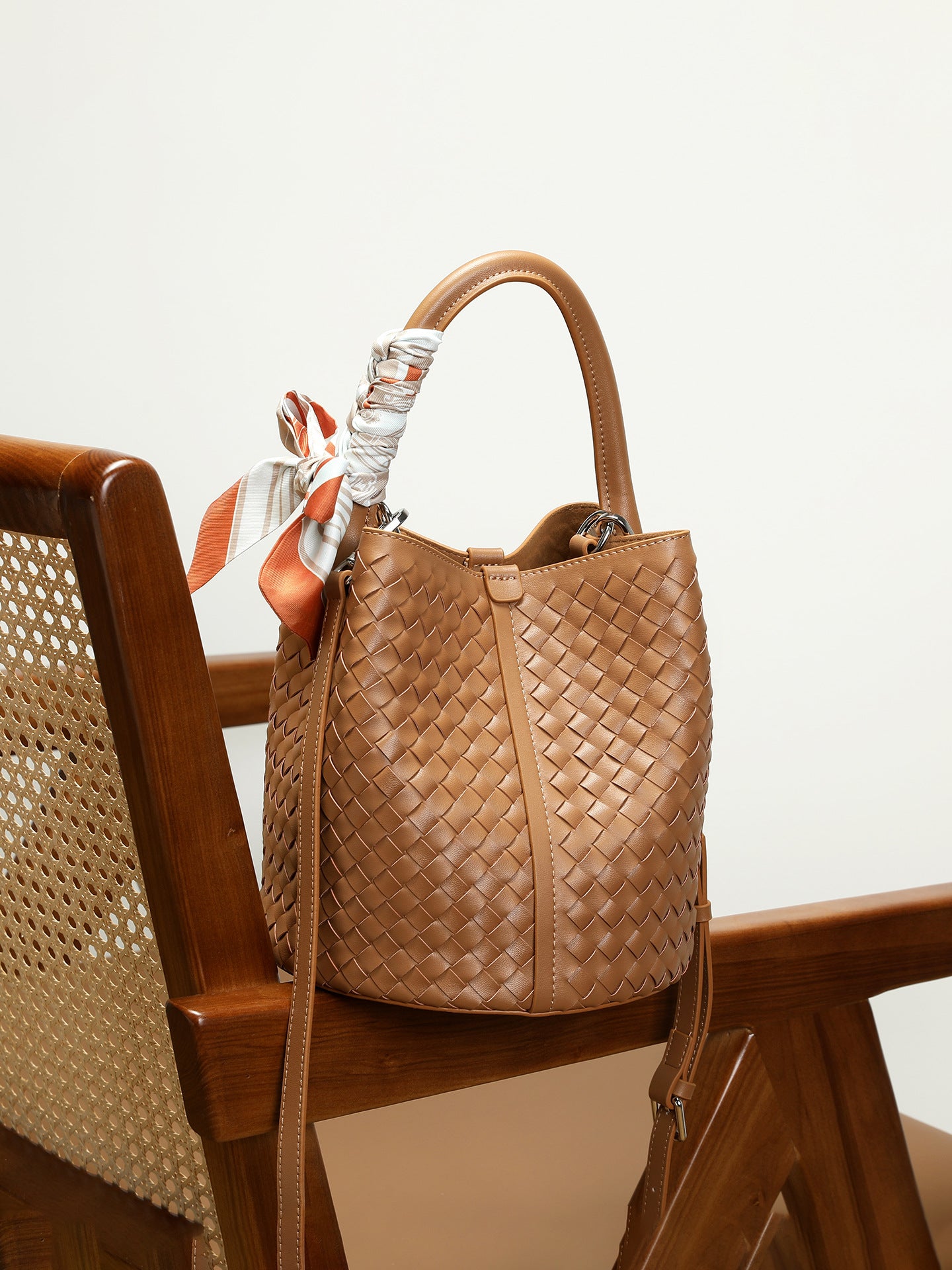 Women's Retro High-grade Authentic Weave Large Capacity Portable Vegetable Women's Leather Bag