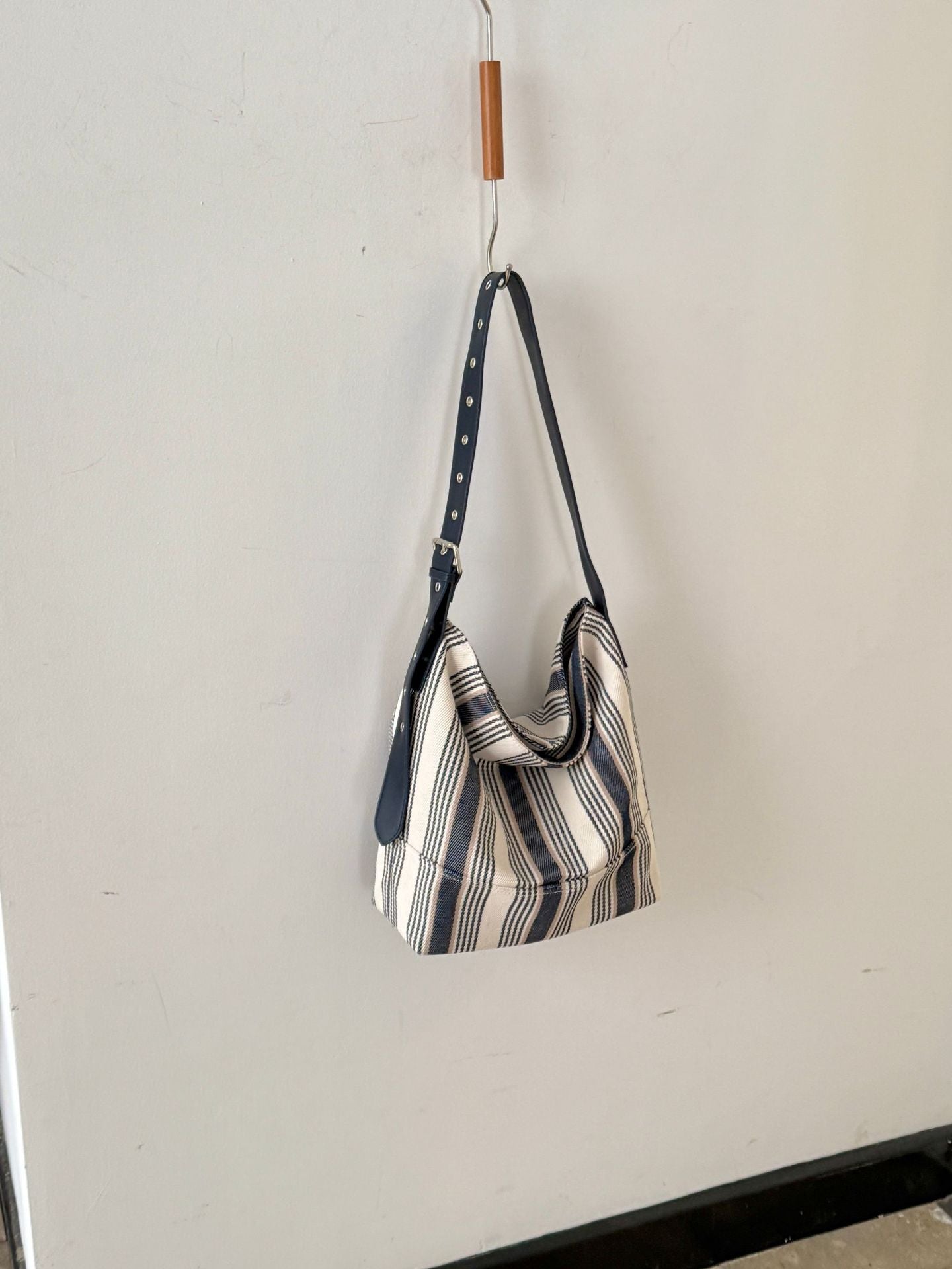 Women's Canvas Stitching Leather Niche Large Capacity Tote Bags