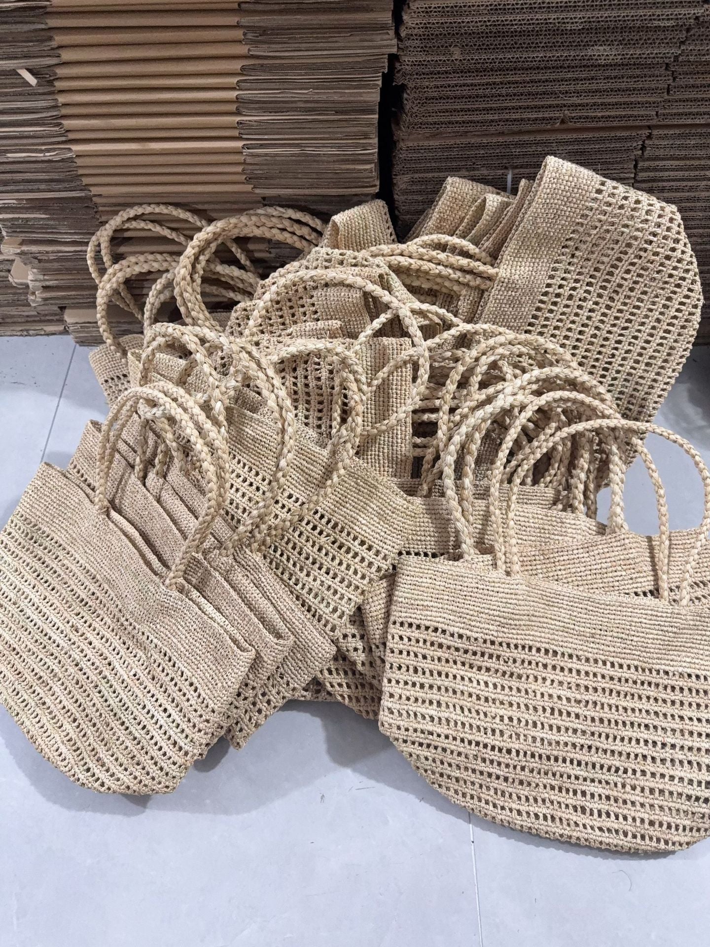 Women's Fashionable Raffia Handmade Hook Weaving Hollow Portable Straw Seaside Bags