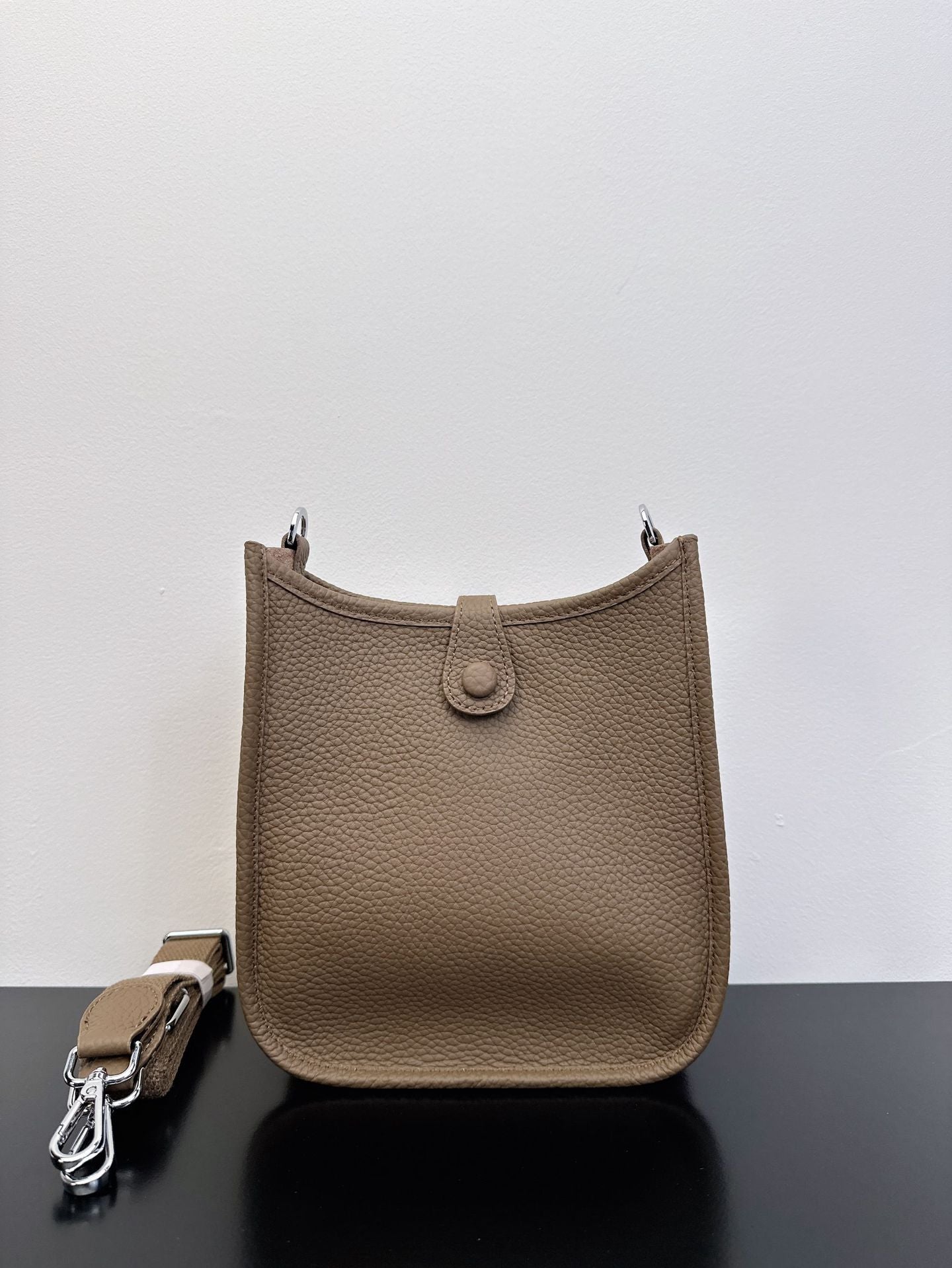 Women's Advanced Texture First Layer Cowhide Hollow Lychee Women's Messenger Bag