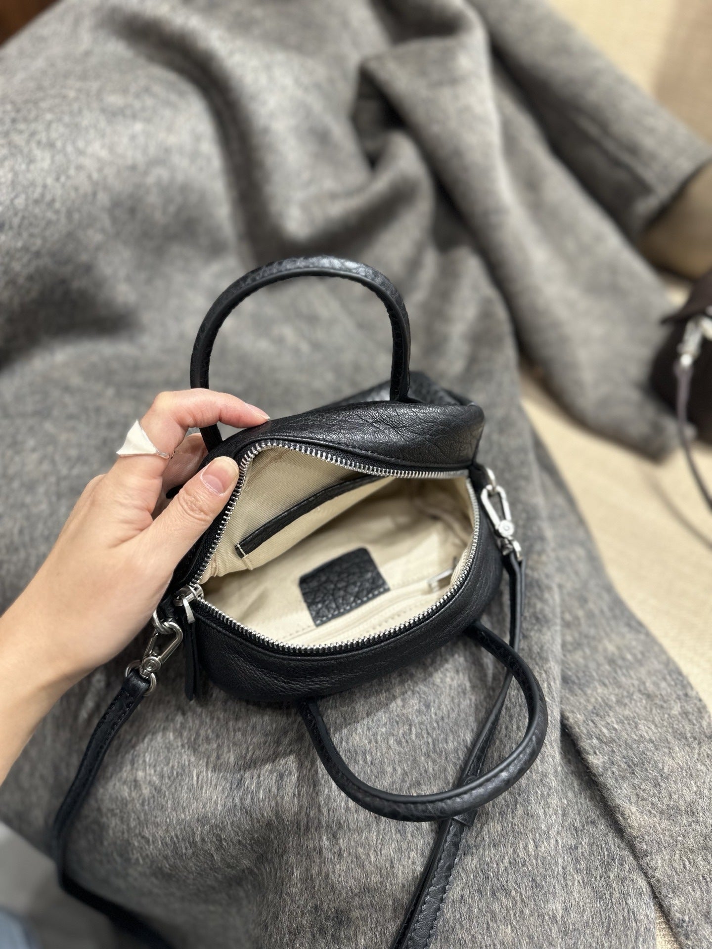 Women's Design Simple Niche Series Portable Shell Leisure Commute Bags