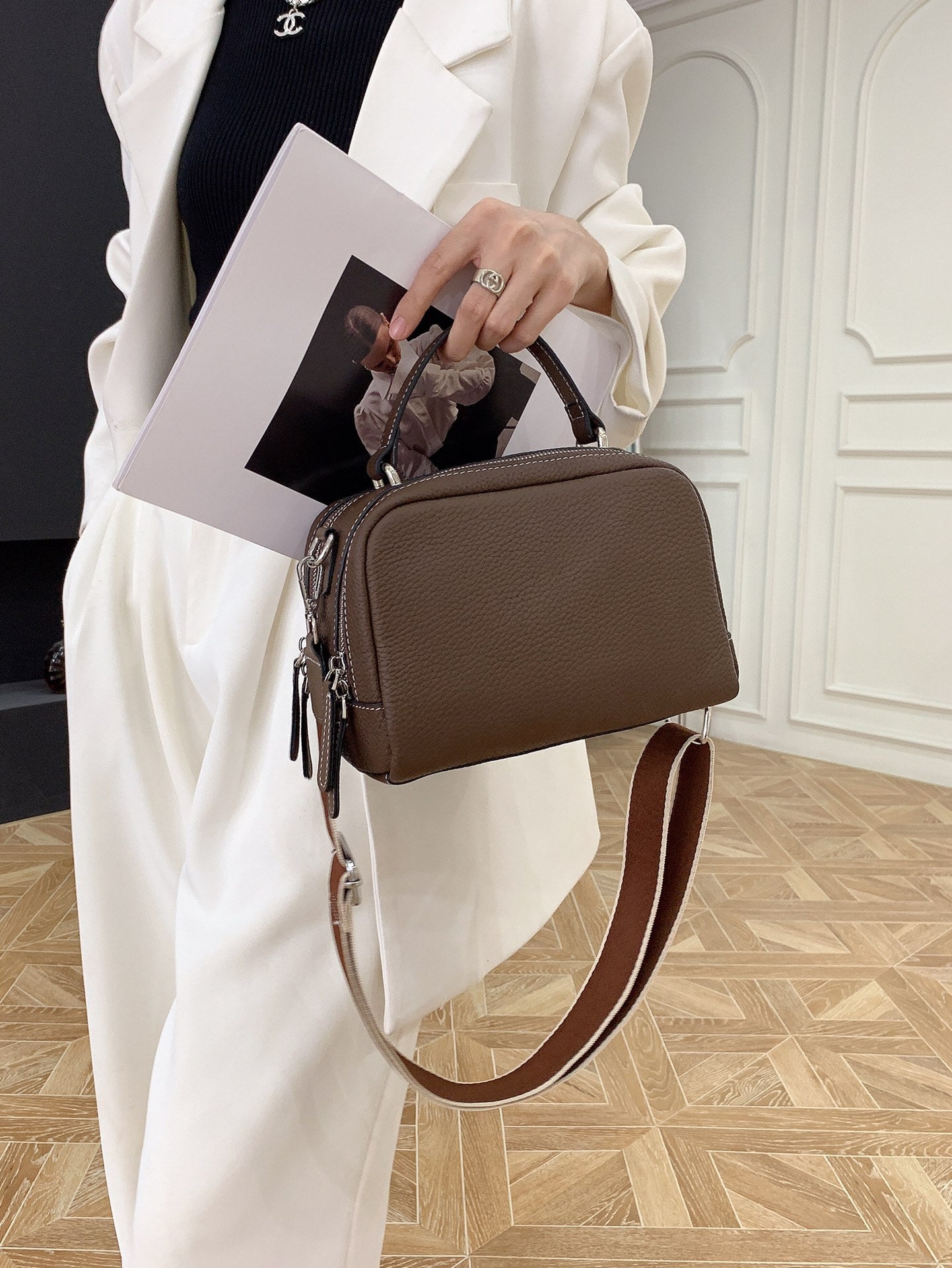 Women's Leather Wide Strap Top Layer Fashion Women's Shoulder Bag
