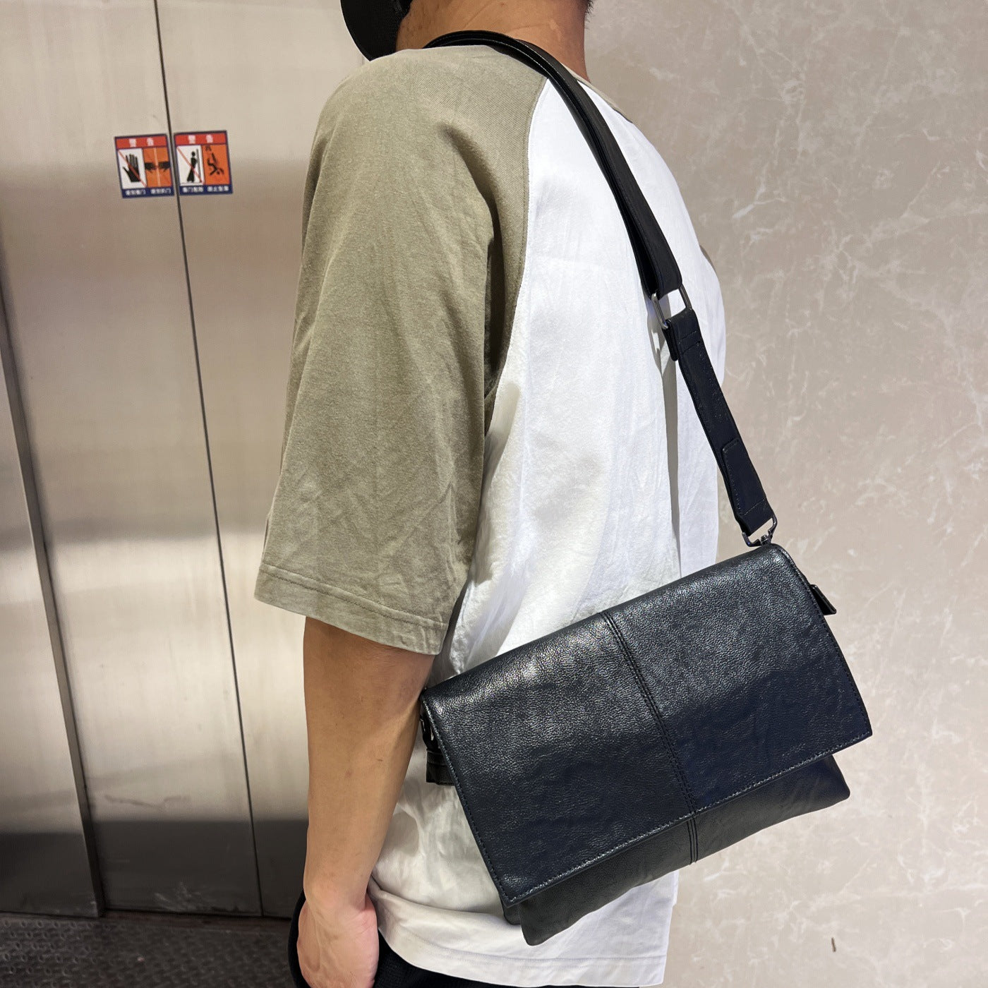 Women's & Men's Style Authentic Leather Tactile Feel Business Men's Shoulder Bag
