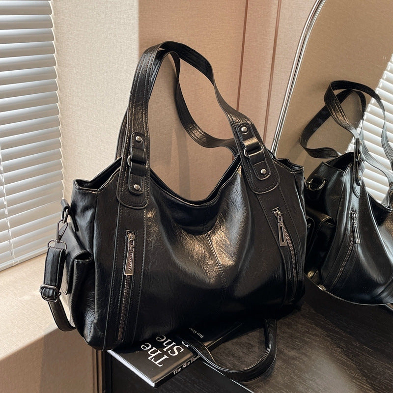 Women's Retro Fashion Rivet High-grade Large Capacity Portable Underarm Tote Bags