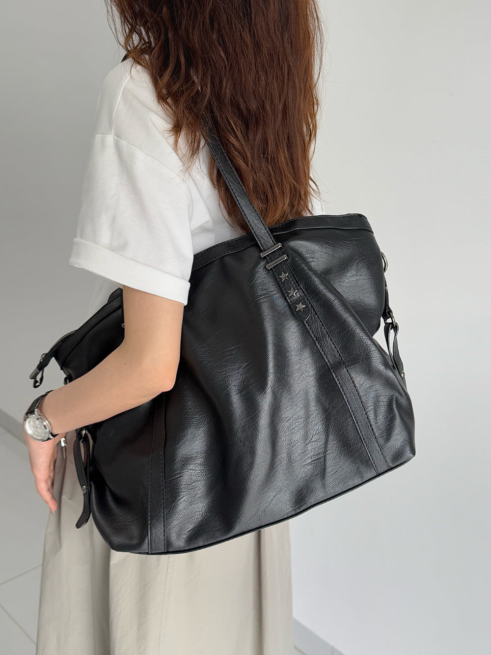 Women's Large Capacity Vintage Textured Rivet Women's Messenger Bag