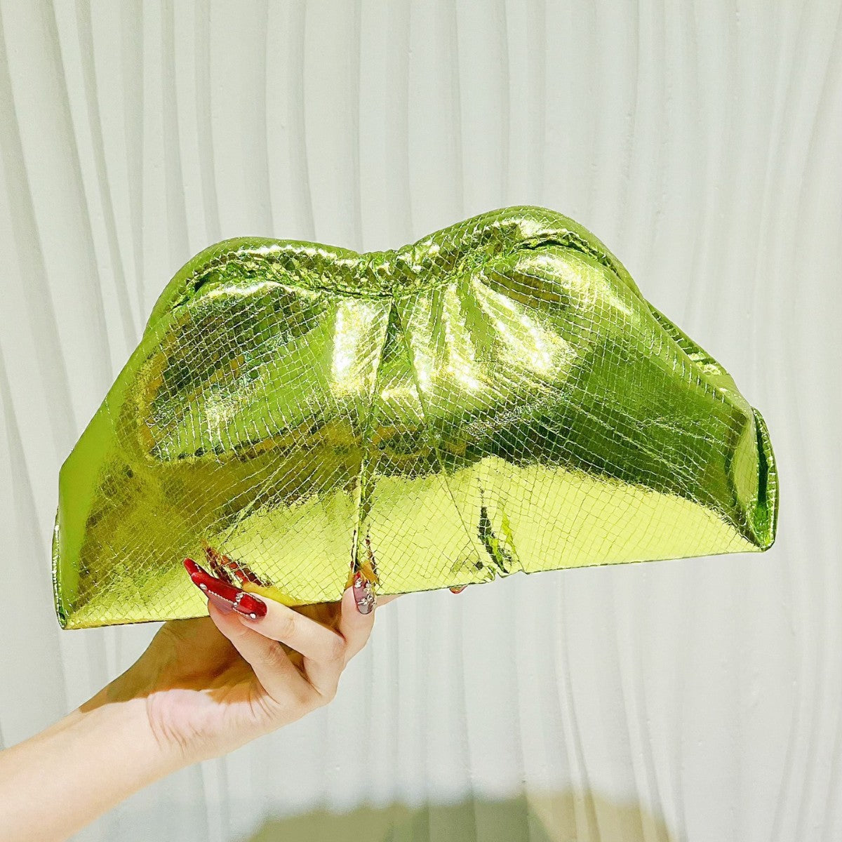 Shiny Fashionable Exquisite Textured Simple Light Dinner Bag