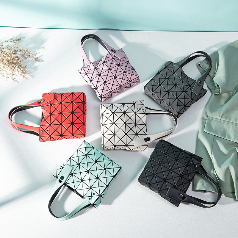 Women's Simple Rhombus Stitching Geometric Folding Commuter Chain Handbags