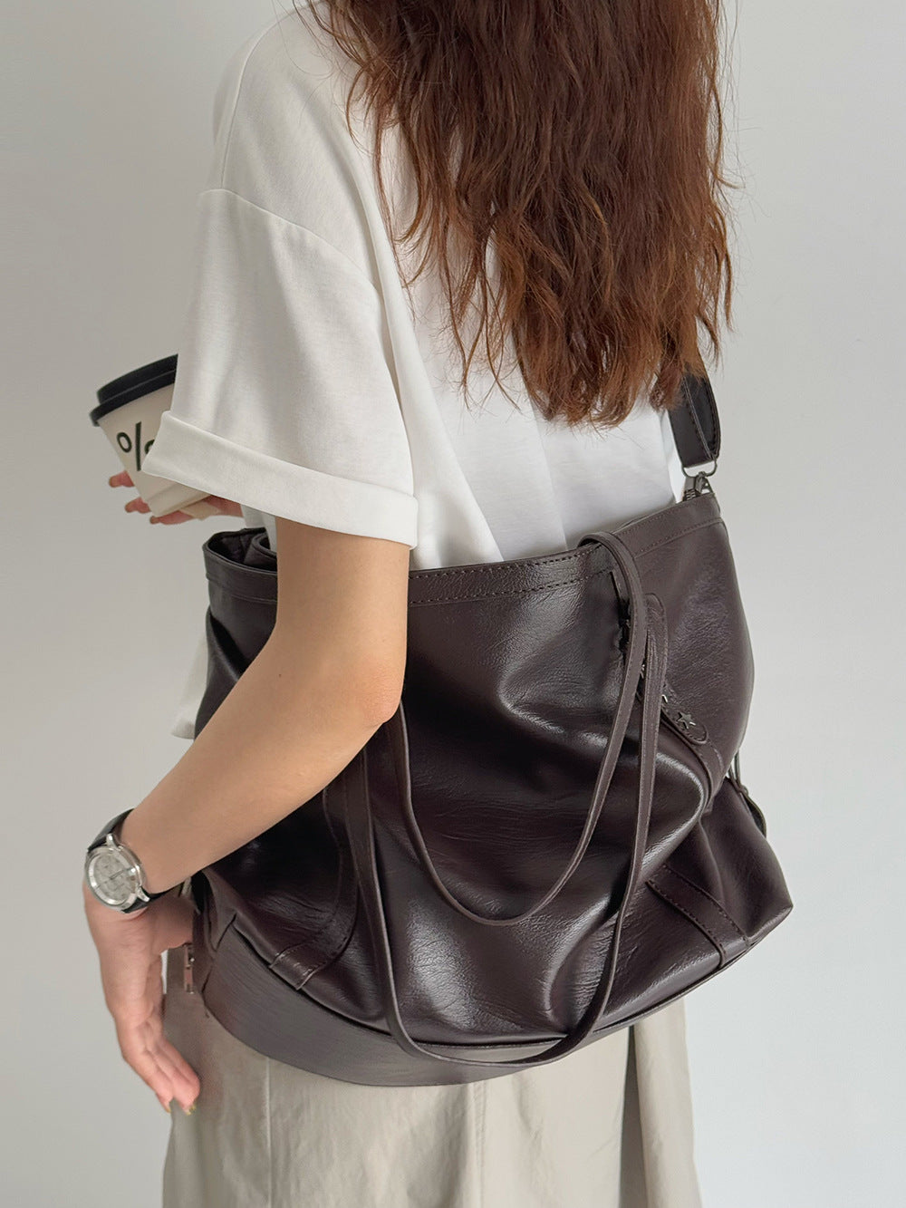 Women's Large Capacity Vintage Textured Rivet Women's Messenger Bag