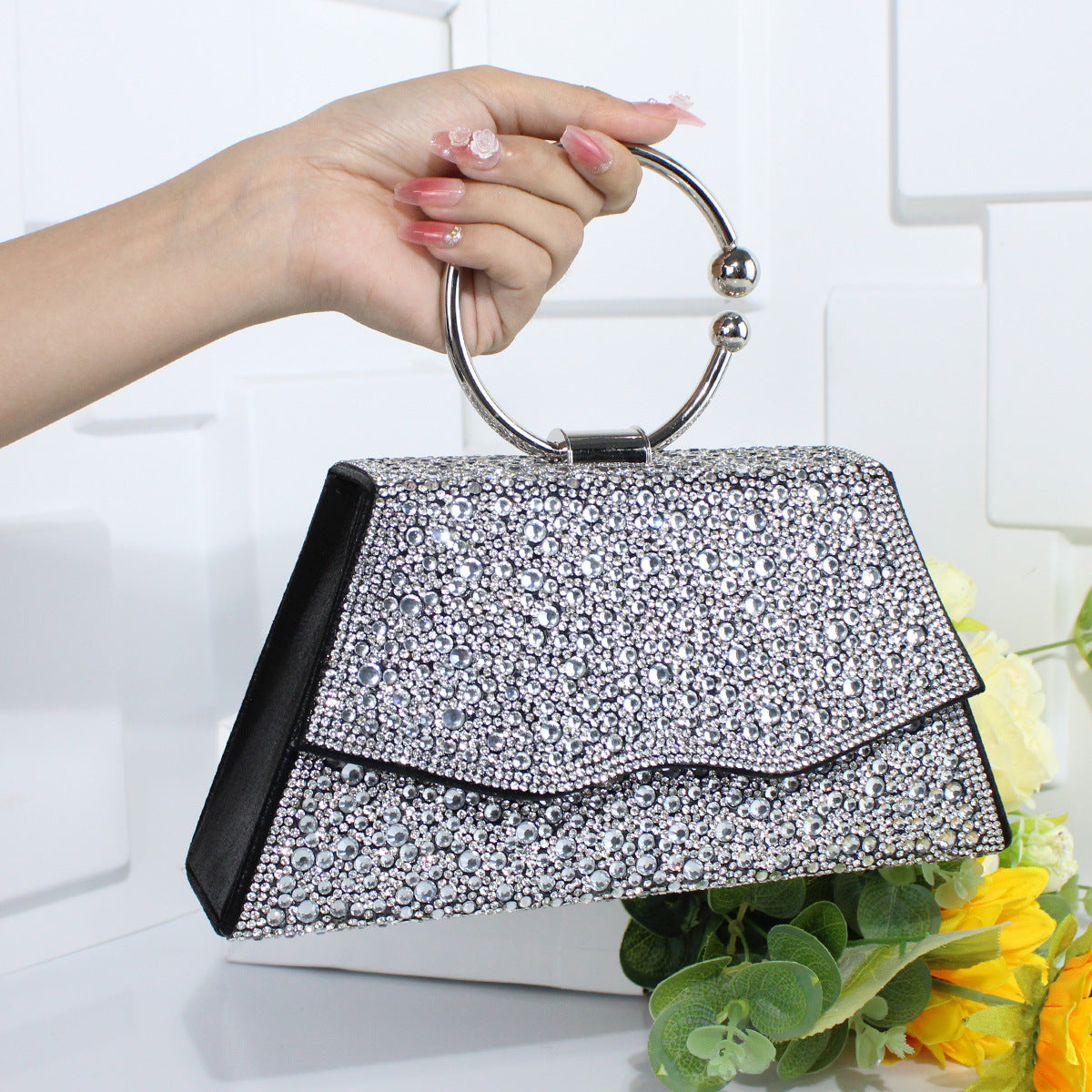Women's Gorgeous Fashion Delicate Diamond Chain Creative Bags