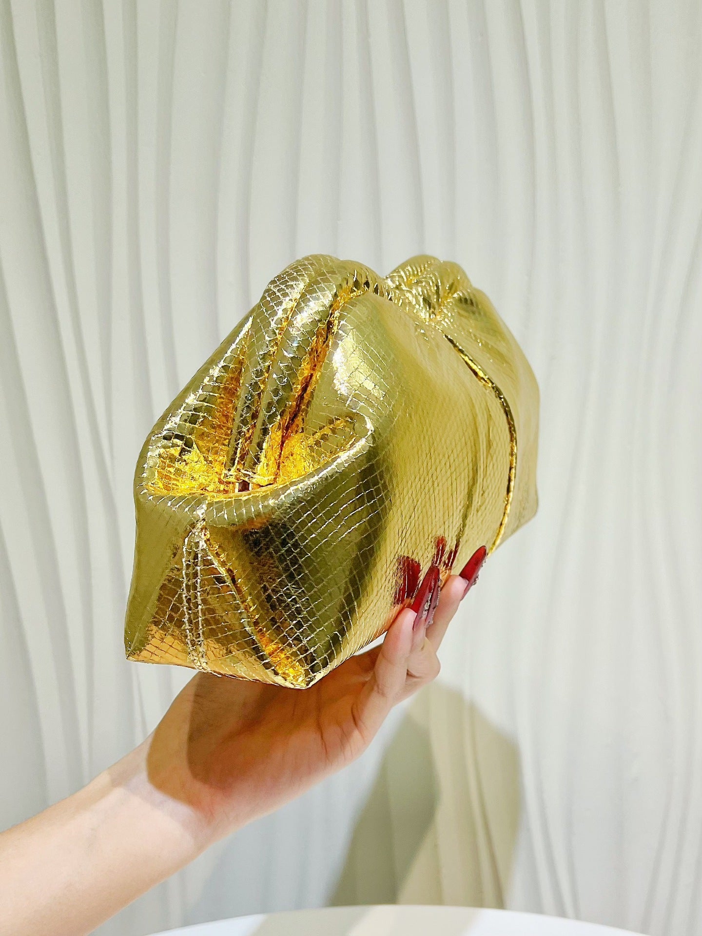 Shiny Fashionable Exquisite Textured Simple Light Dinner Bag