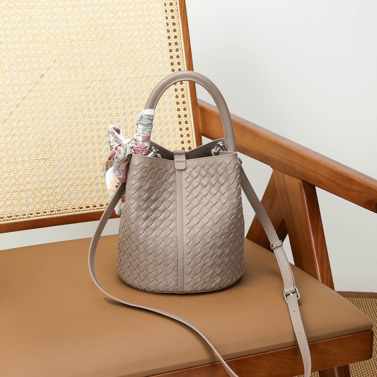 Women's Retro High-grade Authentic Weave Large Capacity Portable Vegetable Women's Leather Bag