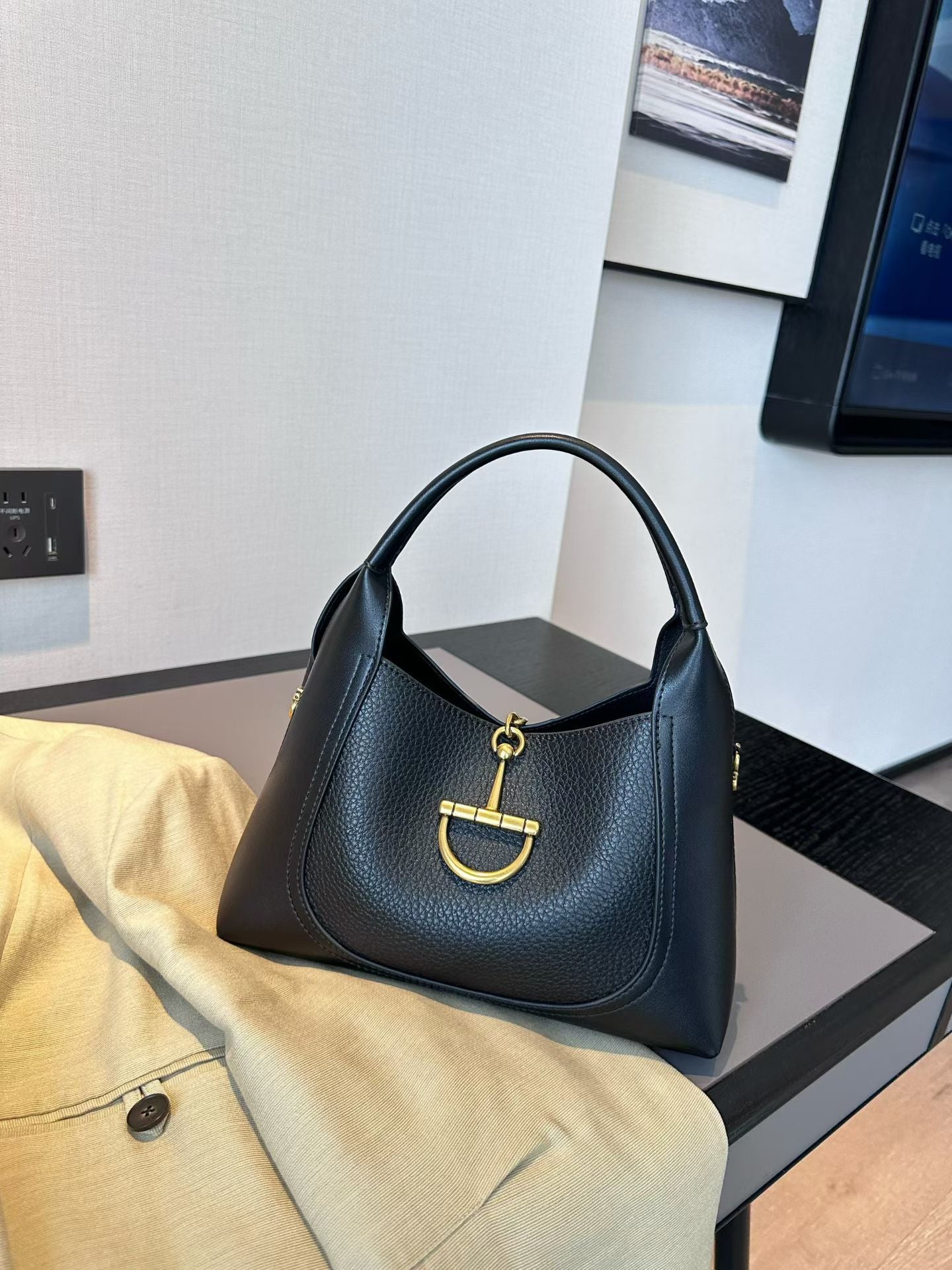 Creative Trendy Women's Retro Commuter Fashion Handbags