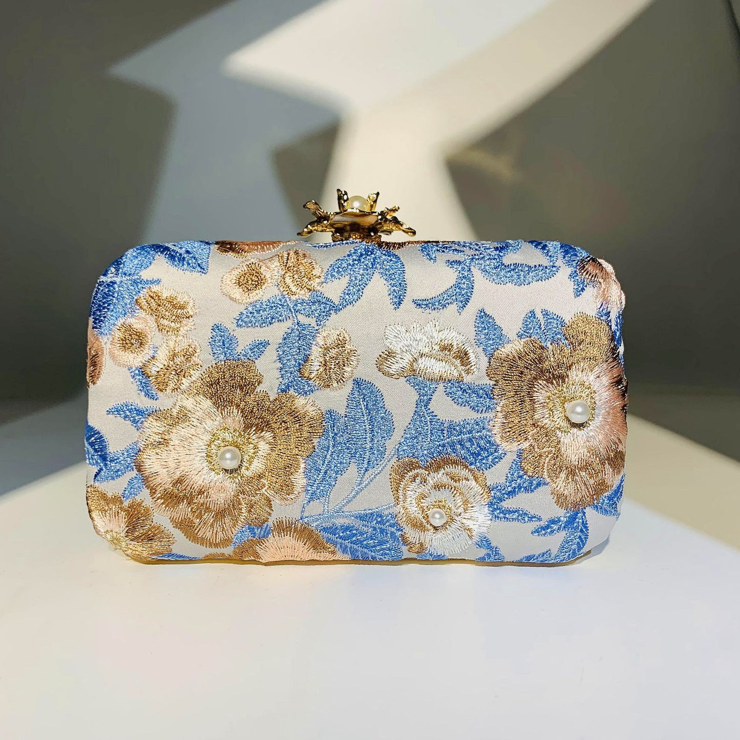 Women's Embroidered Handmade Beaded Vintage Pearl Banquet Dinner Bag