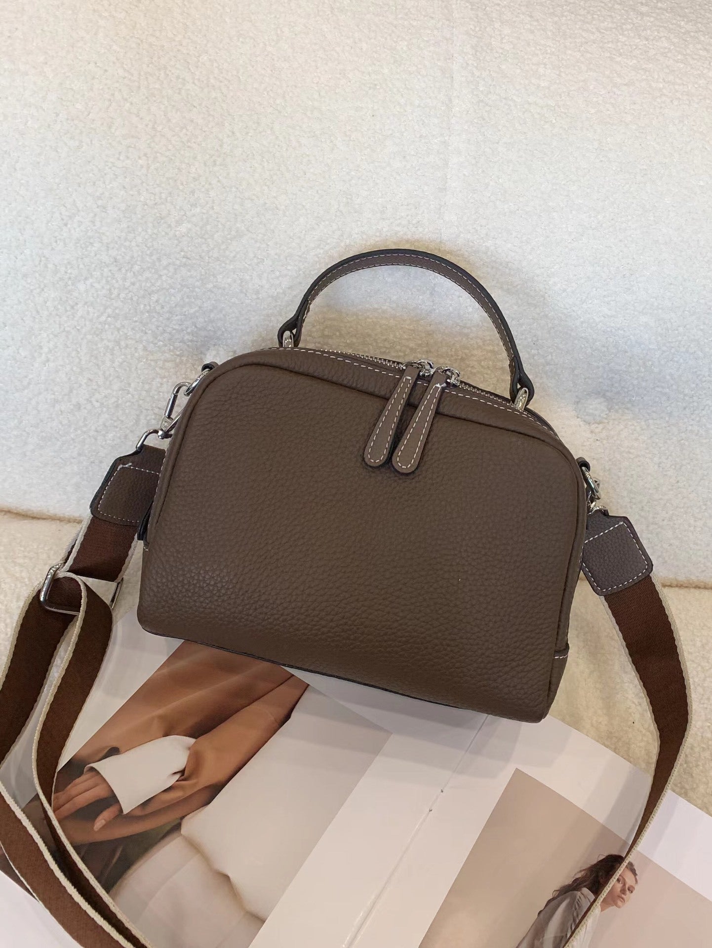 Women's Leather Wide Strap Top Layer Fashion Women's Shoulder Bag